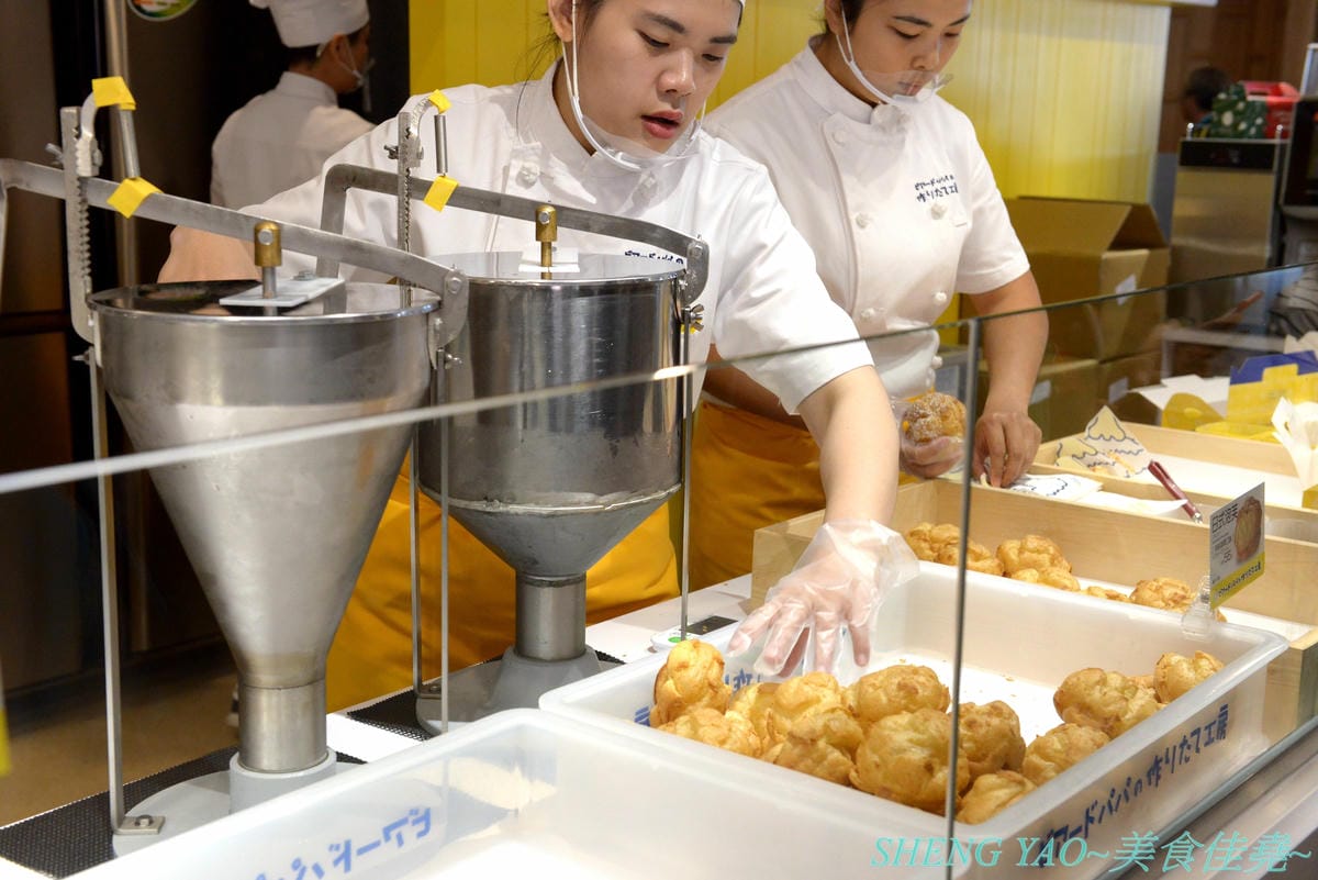 [台中梧棲]Beard Papa’s 台中港店 – 日本超人氣日式泡芙專賣店在台中也有分店了,超可怕排隊人潮,一切都只為了那猶如拳頭般大、外皮香酥細綿、內餡無比飽滿的泡芙兒啊
