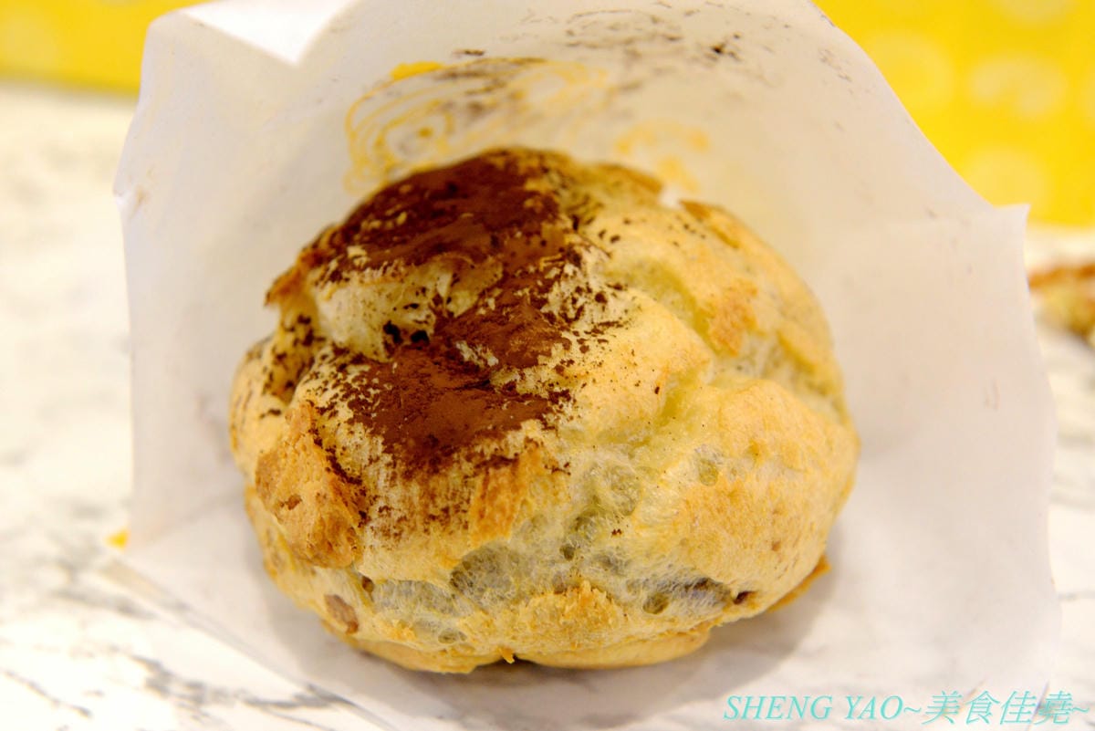 [台中梧棲]Beard Papa’s 台中港店 – 日本超人氣日式泡芙專賣店在台中也有分店了,超可怕排隊人潮,一切都只為了那猶如拳頭般大、外皮香酥細綿、內餡無比飽滿的泡芙兒啊