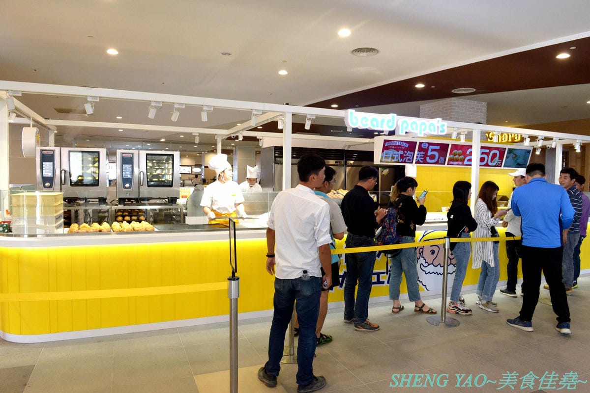 [台中梧棲]Beard Papa’s 台中港店 – 日本超人氣日式泡芙專賣店在台中也有分店了,超可怕排隊人潮,一切都只為了那猶如拳頭般大、外皮香酥細綿、內餡無比飽滿的泡芙兒啊
