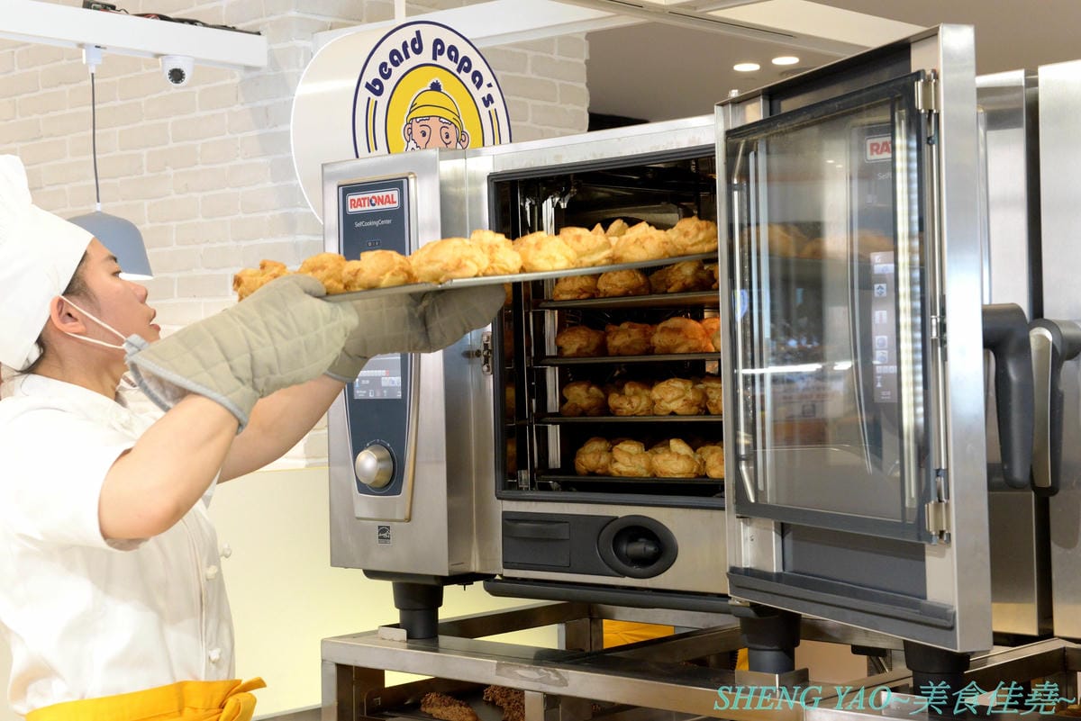 [台中梧棲]Beard Papa’s 台中港店 – 日本超人氣日式泡芙專賣店在台中也有分店了,超可怕排隊人潮,一切都只為了那猶如拳頭般大、外皮香酥細綿、內餡無比飽滿的泡芙兒啊