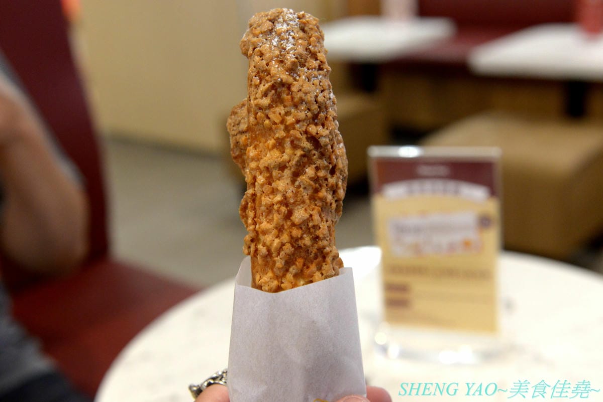 [台中梧棲]Beard Papa’s 台中港店 – 日本超人氣日式泡芙專賣店在台中也有分店了,超可怕排隊人潮,一切都只為了那猶如拳頭般大、外皮香酥細綿、內餡無比飽滿的泡芙兒啊
