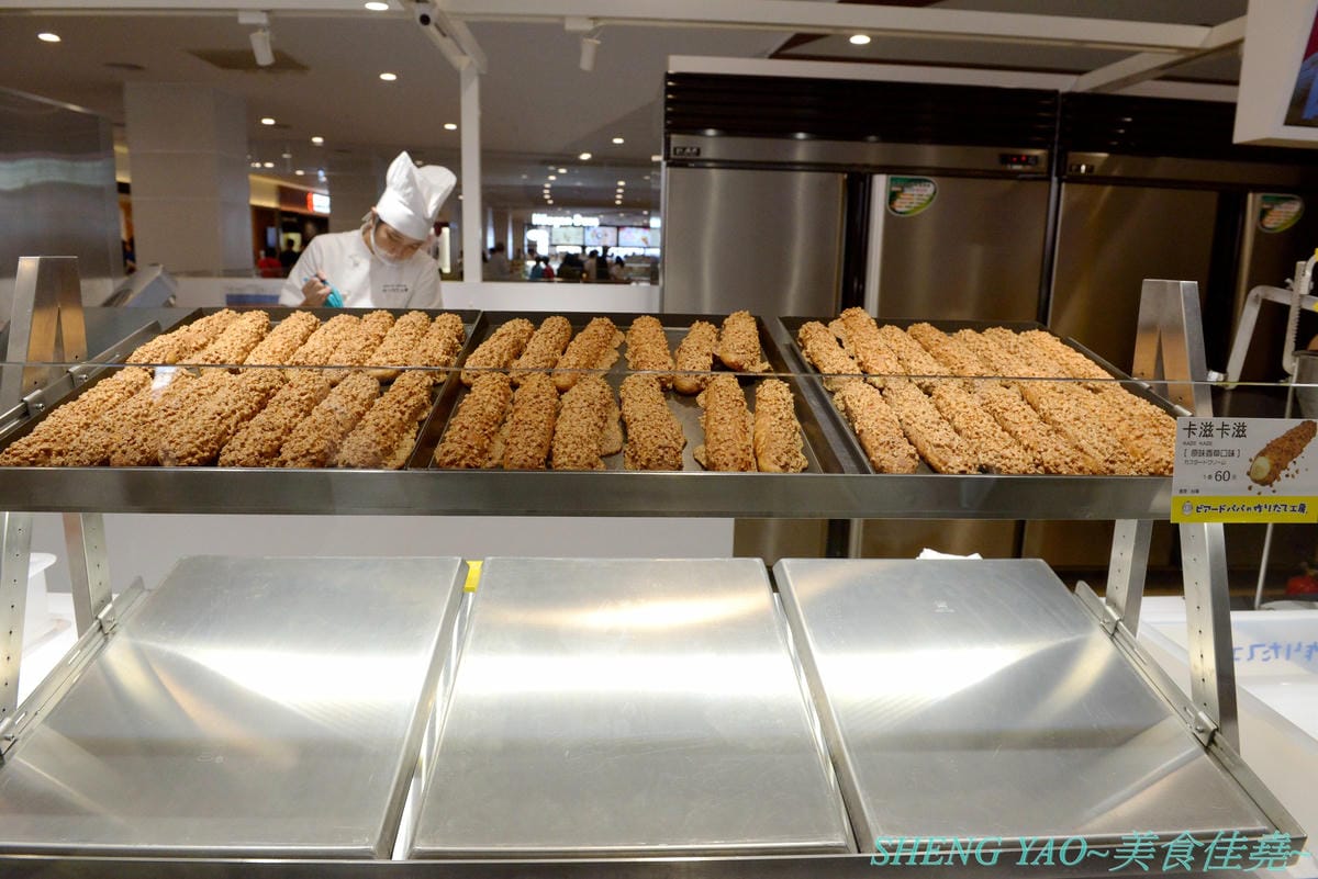 [台中梧棲]Beard Papa’s 台中港店 – 日本超人氣日式泡芙專賣店在台中也有分店了,超可怕排隊人潮,一切都只為了那猶如拳頭般大、外皮香酥細綿、內餡無比飽滿的泡芙兒啊