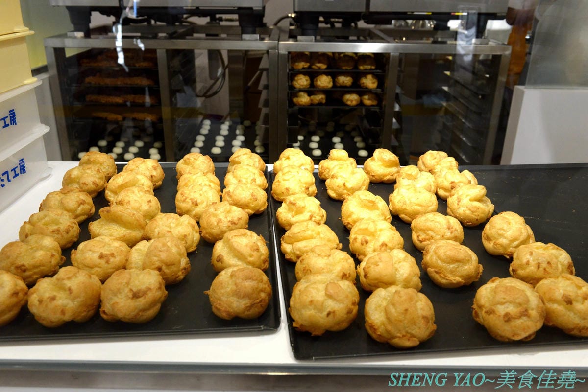 [台中梧棲]Beard Papa’s 台中港店 – 日本超人氣日式泡芙專賣店在台中也有分店了,超可怕排隊人潮,一切都只為了那猶如拳頭般大、外皮香酥細綿、內餡無比飽滿的泡芙兒啊