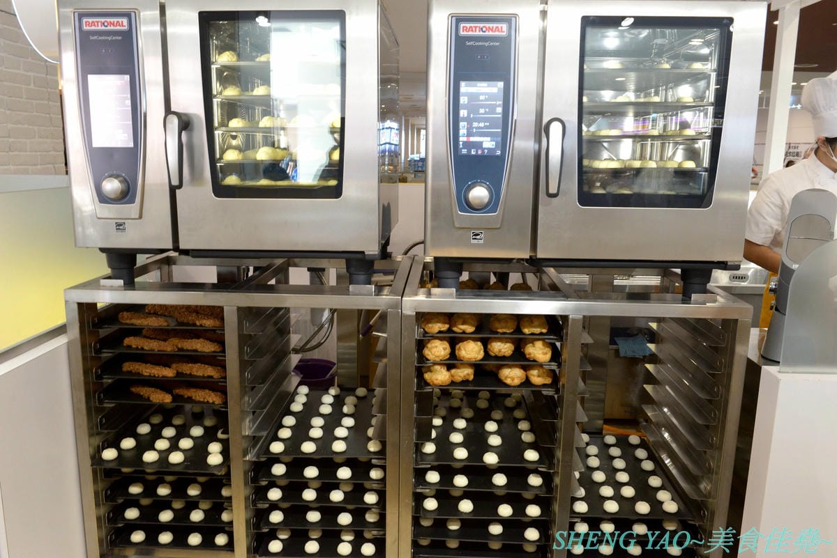 [台中梧棲]Beard Papa’s 台中港店 – 日本超人氣日式泡芙專賣店在台中也有分店了,超可怕排隊人潮,一切都只為了那猶如拳頭般大、外皮香酥細綿、內餡無比飽滿的泡芙兒啊