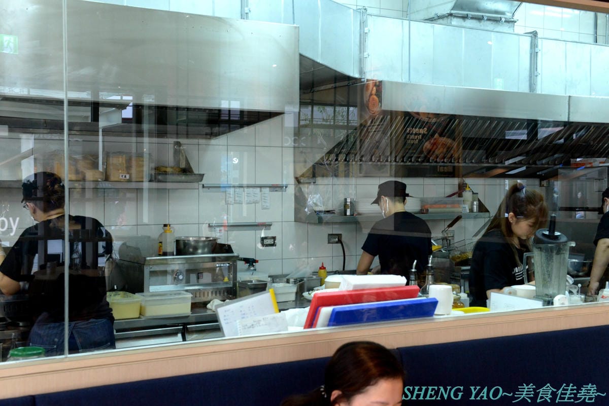 [台中梧棲]IVORISH 台中港店 – 來自日本九州的超人氣法式吐司專賣店,海外首家分店,來台中三井OUTLET必吃店家就是這間 !! 厚鬆餅形狀的法式吐司好特別,餐食和甜食兩種系列各有特色,建議兩人來吃