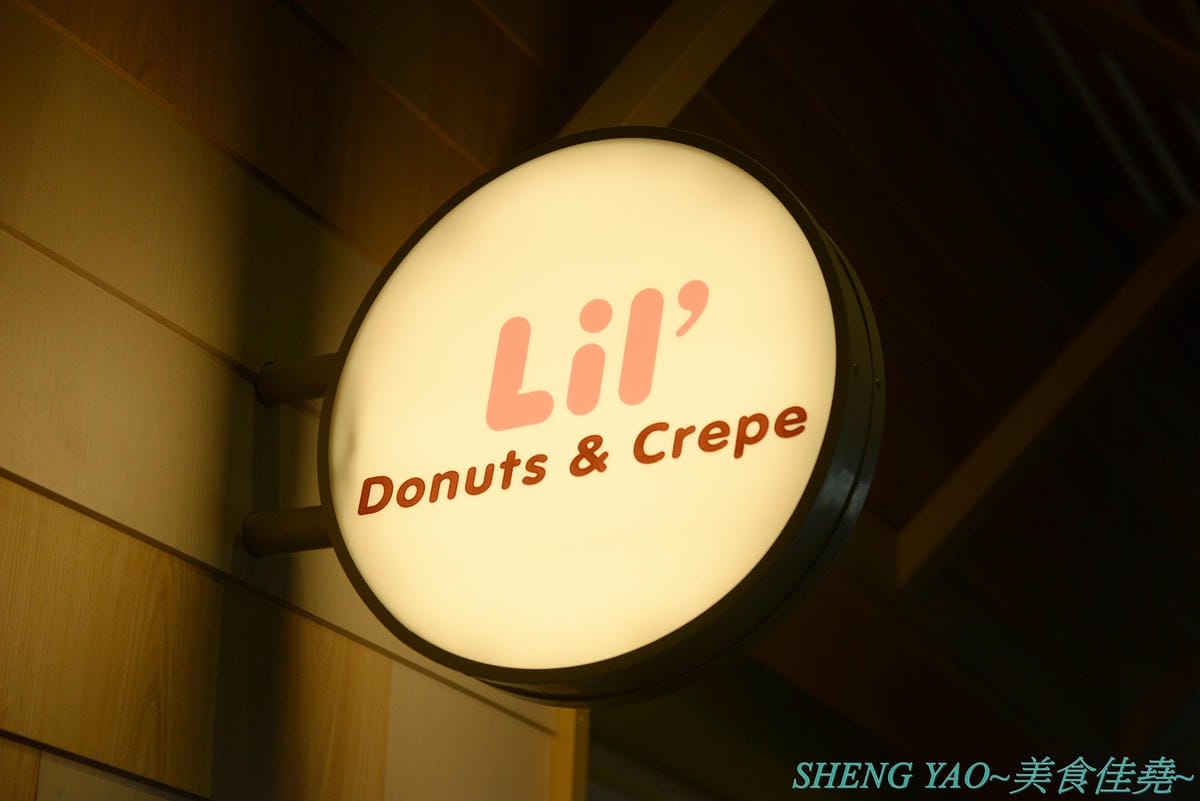 [台中梧棲]Lil’ Donuts & Crepe – 來自日本北海道的療癒系甜甜圈專賣店,台灣一號店,甜甜圈是用小麥粉為基礎原料並加入大量有機豆乳,店內就有小型工廠現場製作,小小一顆圓圓胖胖超級可愛,可搭