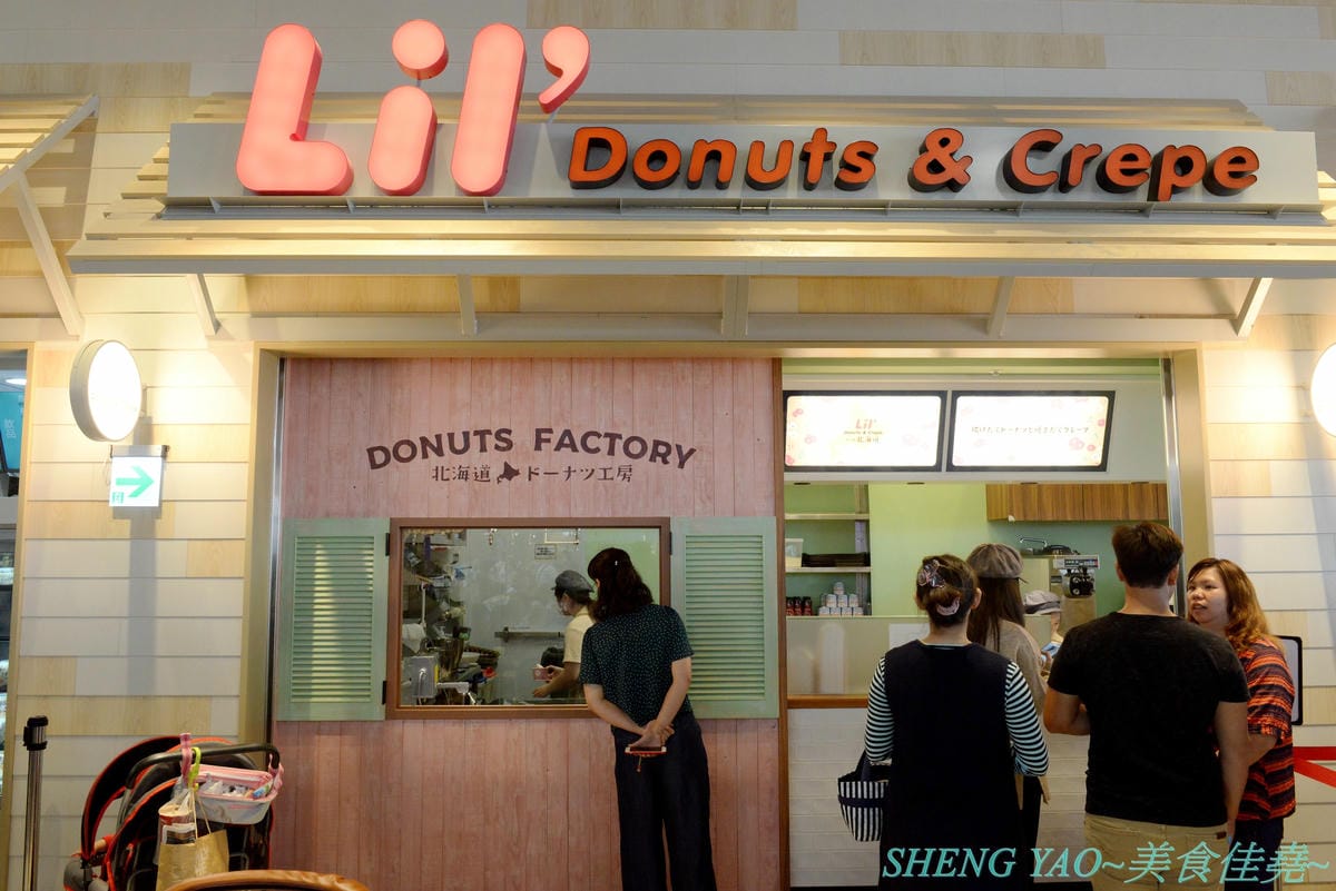 [台中梧棲]Lil’ Donuts & Crepe – 來自日本北海道的療癒系甜甜圈專賣店,台灣一號店,甜甜圈是用小麥粉為基礎原料並加入大量有機豆乳,店內就有小型工廠現場製作,小小一顆圓圓胖胖超級可愛,可搭