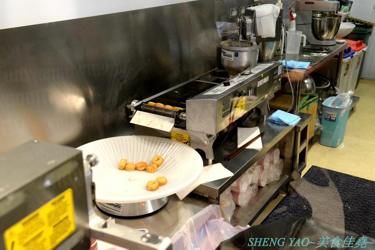 [台中梧棲]Lil’ Donuts & Crepe – 來自日本北海道的療癒系甜甜圈專賣店,台灣一號店,甜甜圈是用小麥粉為基礎原料並加入大量有機豆乳,店內就有小型工廠現場製作,小小一顆圓圓胖胖超級可愛,可搭