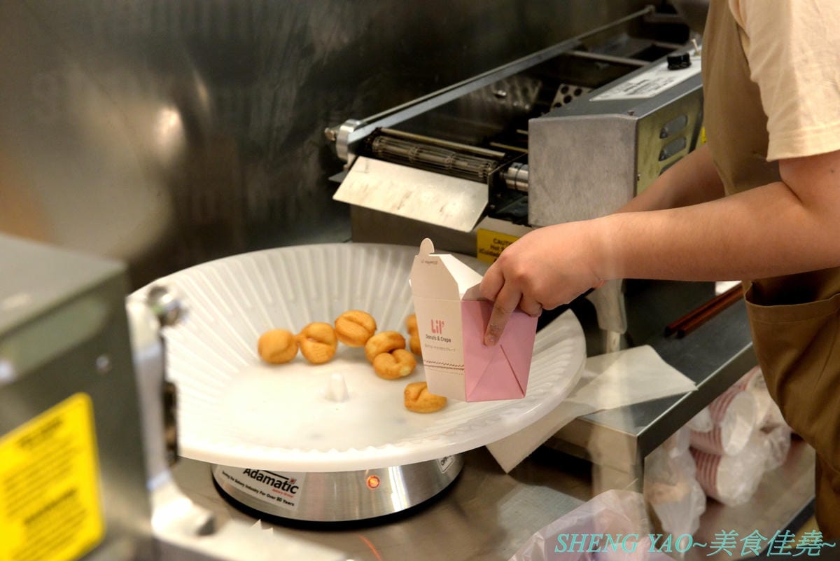 [台中梧棲]Lil’ Donuts & Crepe – 來自日本北海道的療癒系甜甜圈專賣店,台灣一號店,甜甜圈是用小麥粉為基礎原料並加入大量有機豆乳,店內就有小型工廠現場製作,小小一顆圓圓胖胖超級可愛,可搭
