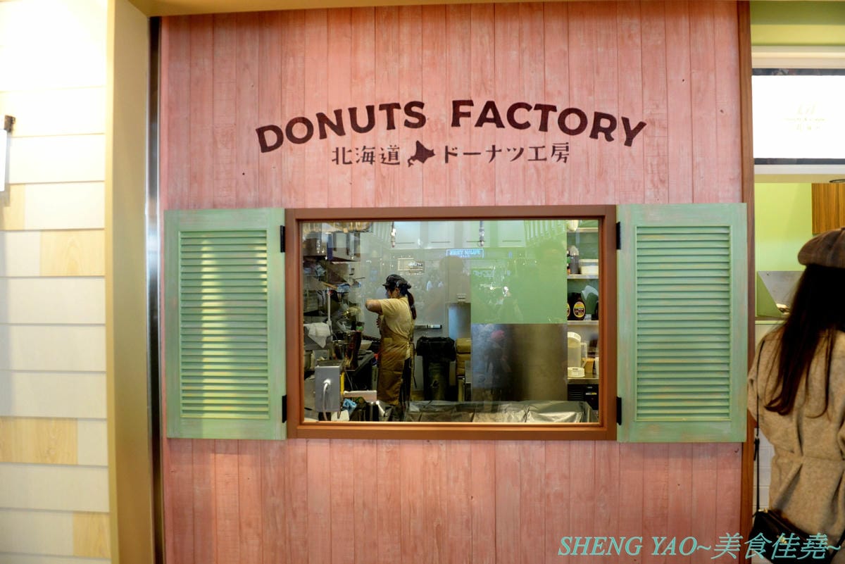 [台中梧棲]Lil’ Donuts & Crepe – 來自日本北海道的療癒系甜甜圈專賣店,台灣一號店,甜甜圈是用小麥粉為基礎原料並加入大量有機豆乳,店內就有小型工廠現場製作,小小一顆圓圓胖胖超級可愛,可搭