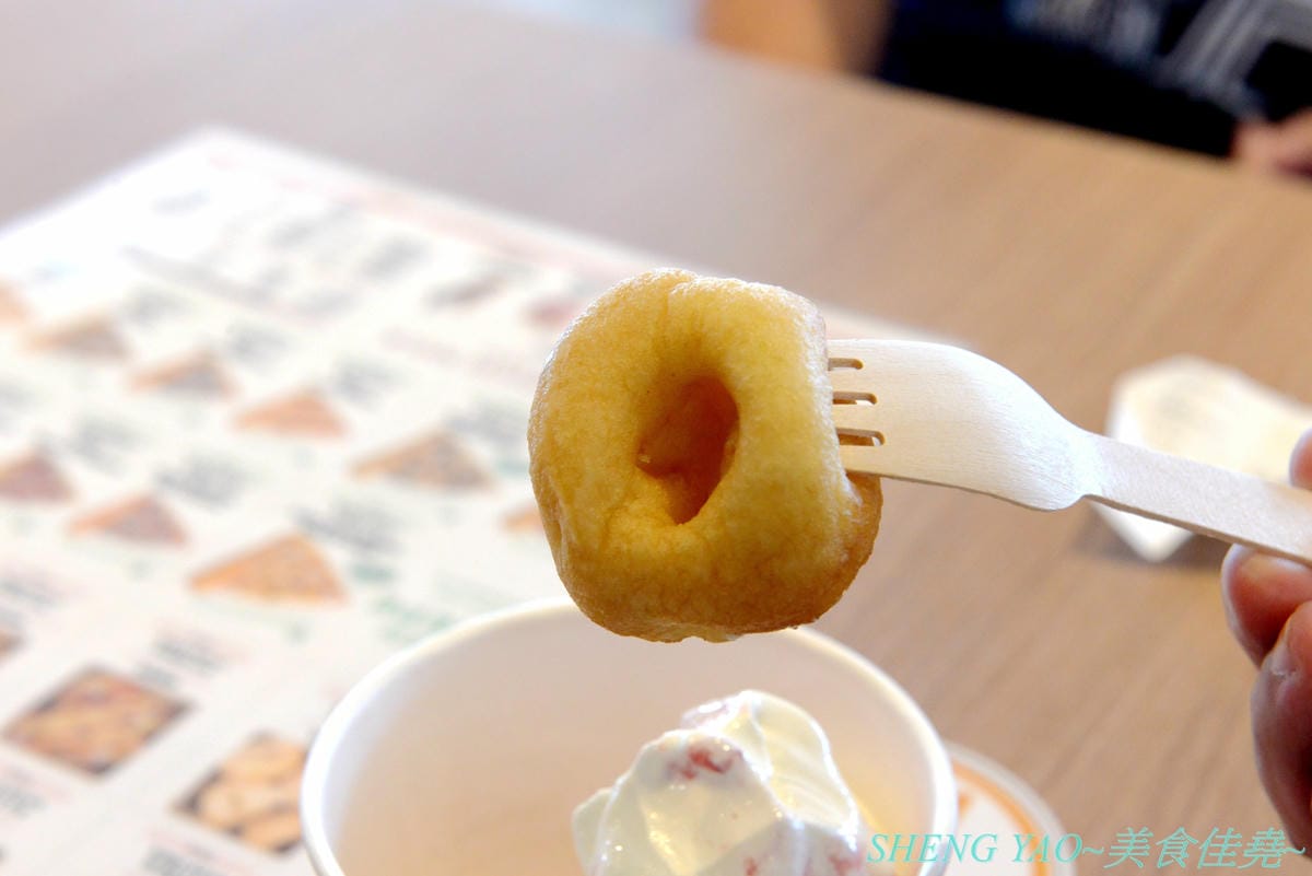 [台中梧棲]Lil’ Donuts & Crepe – 來自日本北海道的療癒系甜甜圈專賣店,台灣一號店,甜甜圈是用小麥粉為基礎原料並加入大量有機豆乳,店內就有小型工廠現場製作,小小一顆圓圓胖胖超級可愛,可搭
