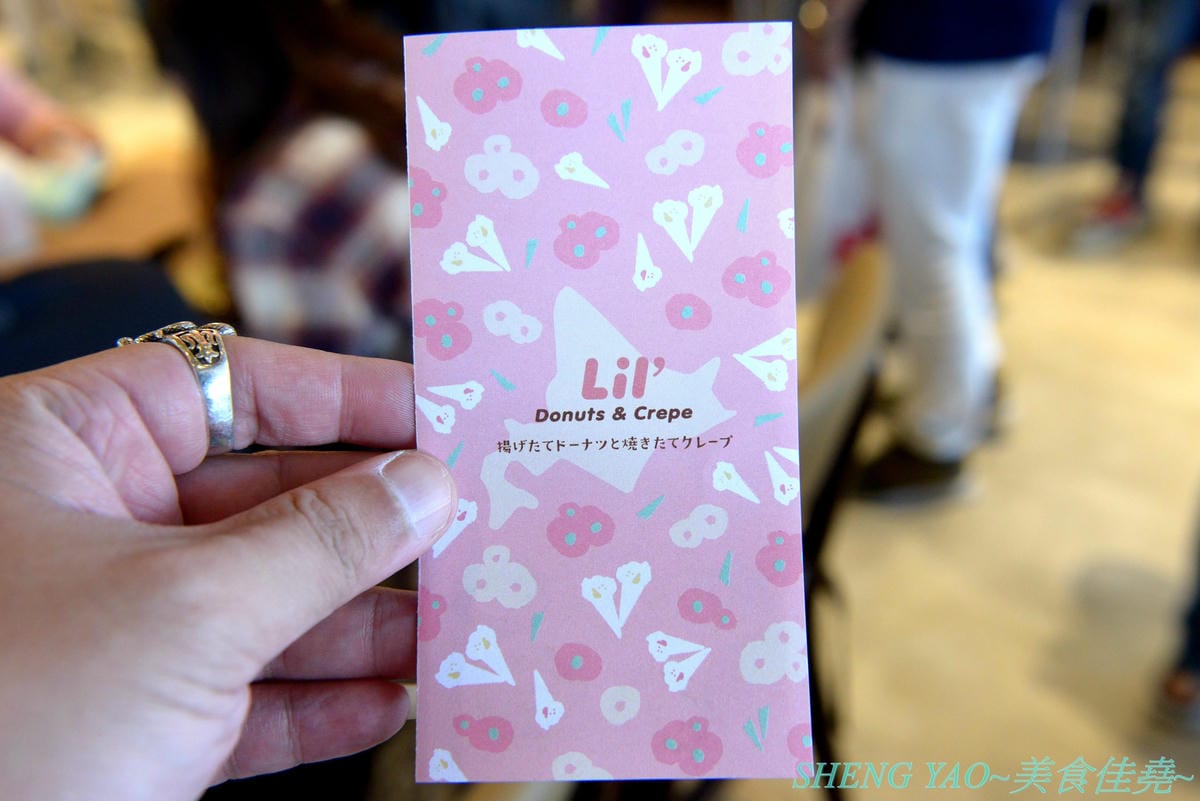[台中梧棲]Lil’ Donuts & Crepe – 來自日本北海道的療癒系甜甜圈專賣店,台灣一號店,甜甜圈是用小麥粉為基礎原料並加入大量有機豆乳,店內就有小型工廠現場製作,小小一顆圓圓胖胖超級可愛,可搭