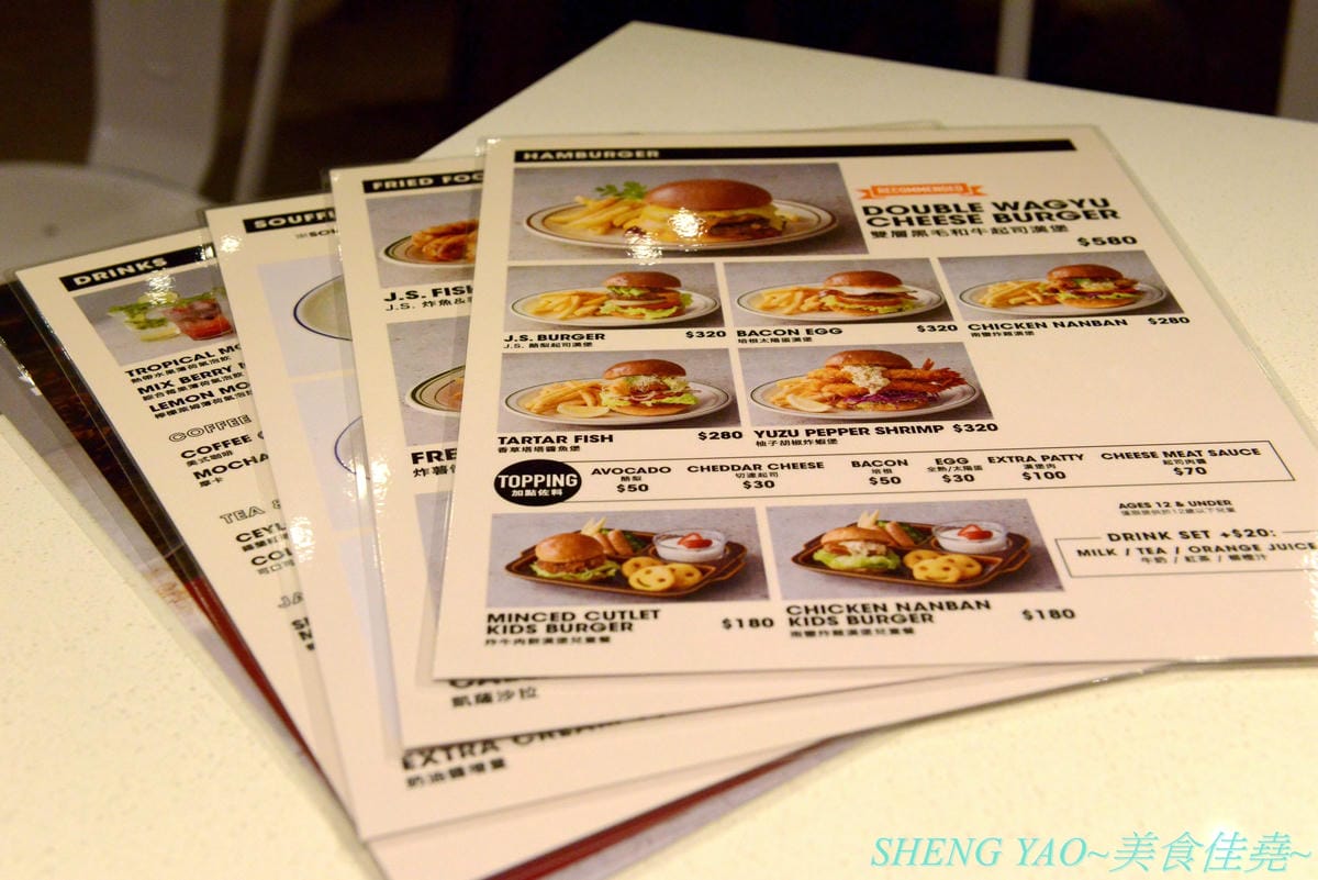 [台中梧棲]J.S.FOODIES TOKYO 三井台中港店 – 在日本被稱為”奇蹟舒芙蕾鬆餅”的厚鬆餅現在台中也吃得到了,四種口味厚鬆餅,新推出聖誕節限定草莓牛奶口味,軟綿細緻幼咪咪的厚鬆餅厚鬆餅配上草莓