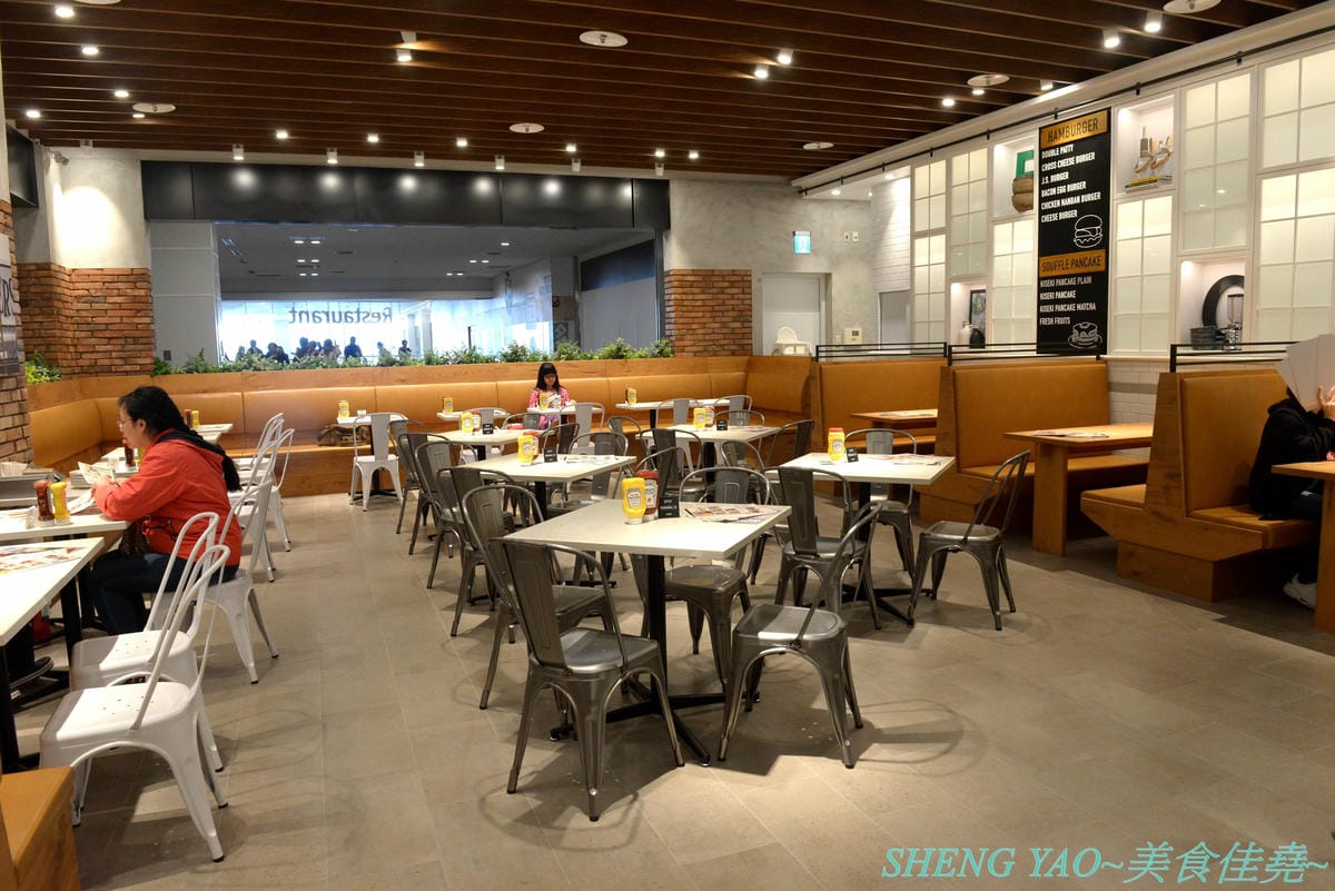 [台中梧棲]J.S.FOODIES TOKYO 三井台中港店 – 在日本被稱為”奇蹟舒芙蕾鬆餅”的厚鬆餅現在台中也吃得到了,四種口味厚鬆餅,新推出聖誕節限定草莓牛奶口味,軟綿細緻幼咪咪的厚鬆餅厚鬆餅配上草莓