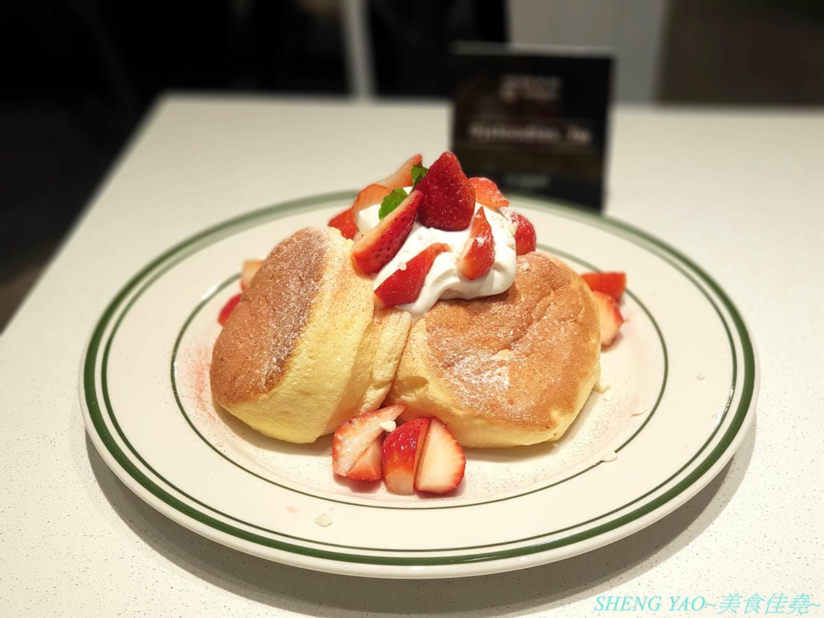 [台中梧棲]J.S.FOODIES TOKYO 三井台中港店 – 在日本被稱為”奇蹟舒芙蕾鬆餅”的厚鬆餅現在台中也吃得到了,四種口味厚鬆餅,新推出聖誕節限定草莓牛奶口味,軟綿細緻幼咪咪的厚鬆餅厚鬆餅配上草莓