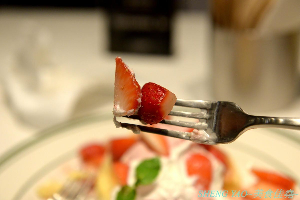[台中梧棲]J.S.FOODIES TOKYO 三井台中港店 – 在日本被稱為”奇蹟舒芙蕾鬆餅”的厚鬆餅現在台中也吃得到了,四種口味厚鬆餅,新推出聖誕節限定草莓牛奶口味,軟綿細緻幼咪咪的厚鬆餅厚鬆餅配上草莓