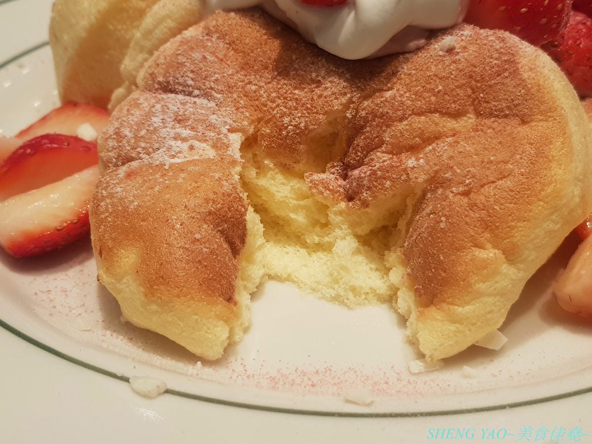 [台中梧棲]J.S.FOODIES TOKYO 三井台中港店 – 在日本被稱為”奇蹟舒芙蕾鬆餅”的厚鬆餅現在台中也吃得到了,四種口味厚鬆餅,新推出聖誕節限定草莓牛奶口味,軟綿細緻幼咪咪的厚鬆餅厚鬆餅配上草莓