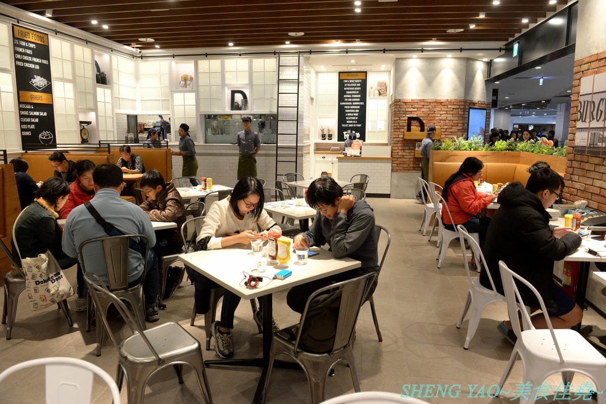 [台中梧棲]J.S.FOODIES TOKYO 三井台中港店 – 在日本被稱為”奇蹟舒芙蕾鬆餅”的厚鬆餅現在台中也吃得到了,四種口味厚鬆餅,新推出聖誕節限定草莓牛奶口味,軟綿細緻幼咪咪的厚鬆餅厚鬆餅配上草莓