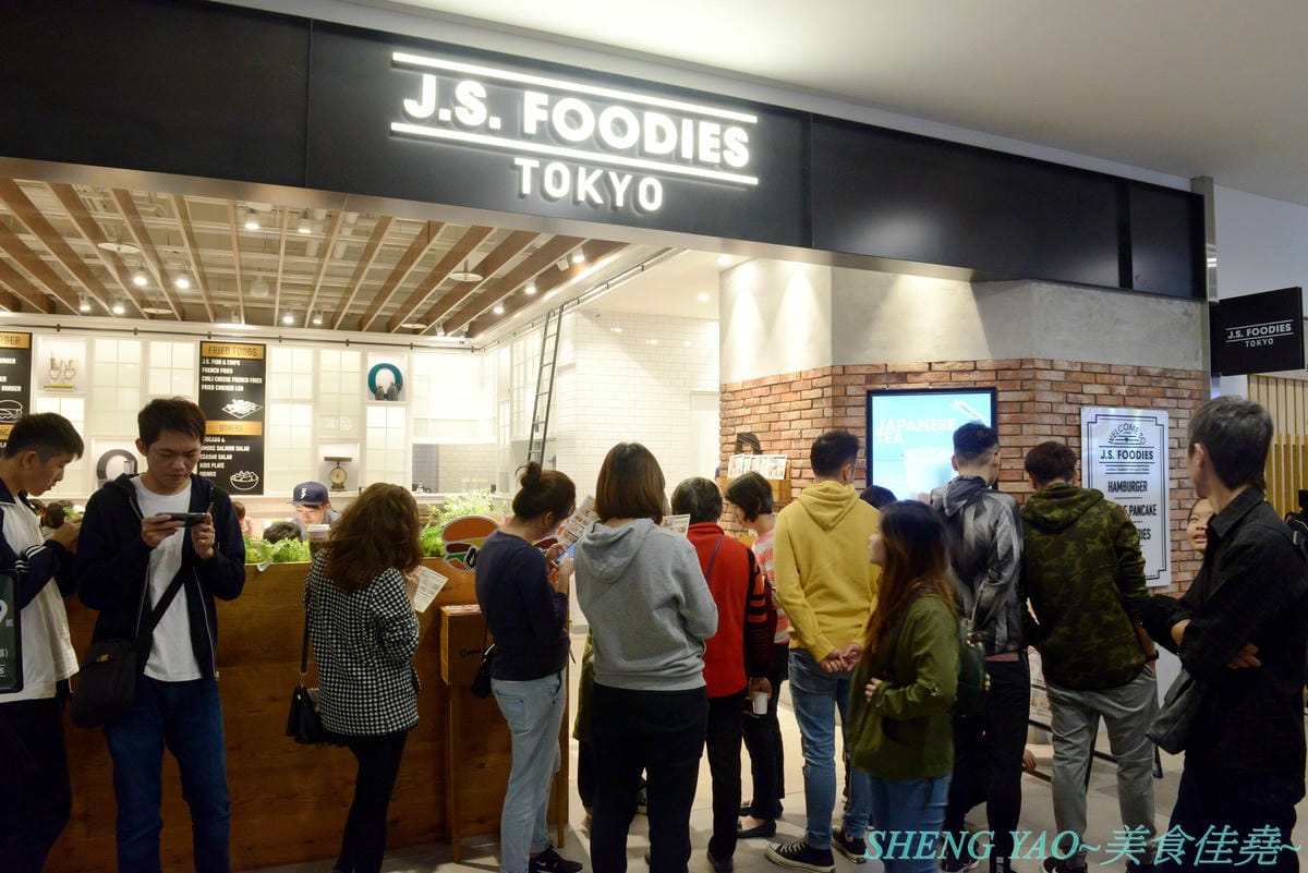 [台中梧棲]J.S.FOODIES TOKYO 三井台中港店 – 在日本被稱為”奇蹟舒芙蕾鬆餅”的厚鬆餅現在台中也吃得到了,四種口味厚鬆餅,新推出聖誕節限定草莓牛奶口味,軟綿細緻幼咪咪的厚鬆餅厚鬆餅配上草莓