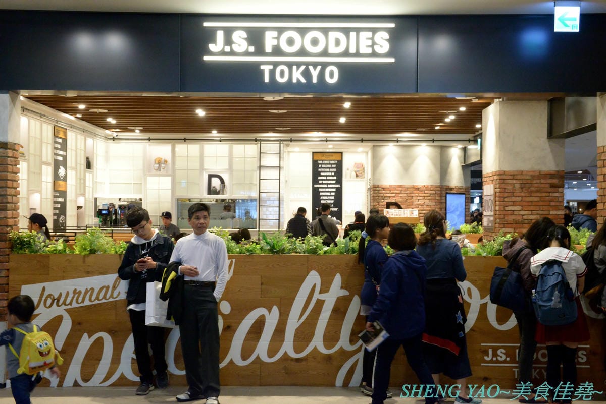 [台中梧棲]J.S.FOODIES TOKYO 三井台中港店 – 在日本被稱為”奇蹟舒芙蕾鬆餅”的厚鬆餅現在台中也吃得到了,四種口味厚鬆餅,新推出聖誕節限定草莓牛奶口味,軟綿細緻幼咪咪的厚鬆餅厚鬆餅配上草莓