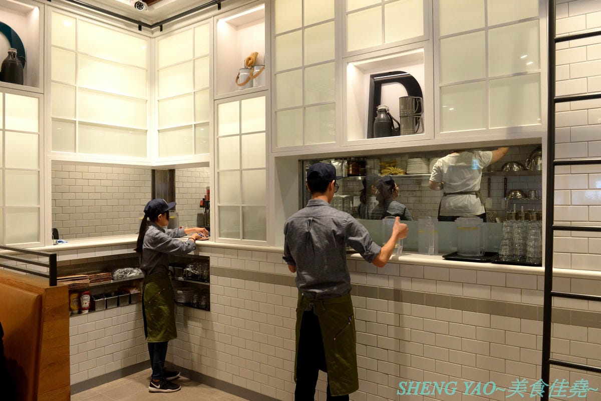[台中梧棲]J.S.FOODIES TOKYO 三井台中港店 – 在日本被稱為”奇蹟舒芙蕾鬆餅”的厚鬆餅現在台中也吃得到了,四種口味厚鬆餅,新推出聖誕節限定草莓牛奶口味,軟綿細緻幼咪咪的厚鬆餅厚鬆餅配上草莓