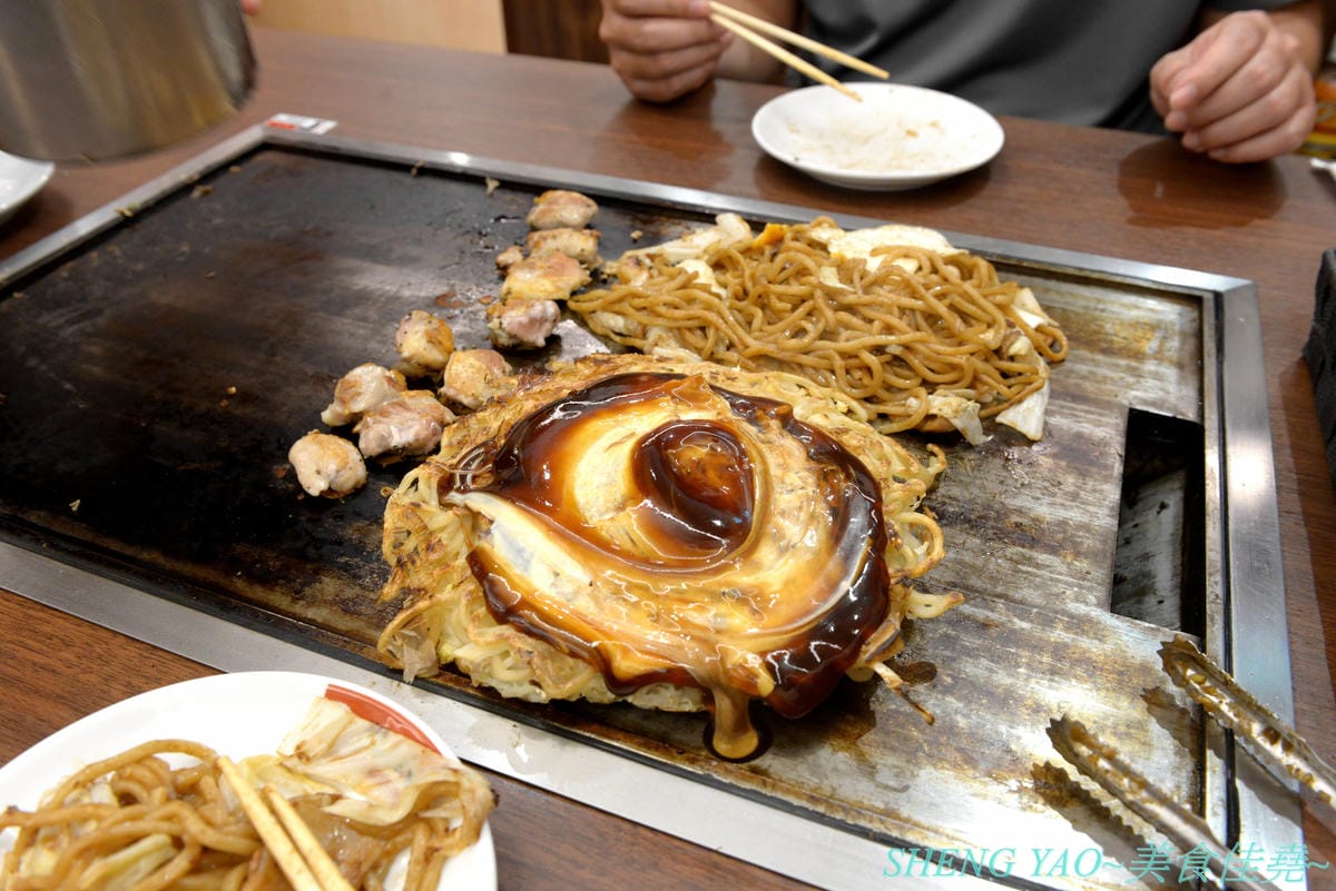[台中梧棲]鶴橋風月 台中港店 – 日本關西超過60年歷史的知名大阪燒老店,台灣二號店,口味不錯,價格不貴又吃得飽,全程都有專人桌邊服務輕鬆吃,台中三井OUTLET推薦店家。
