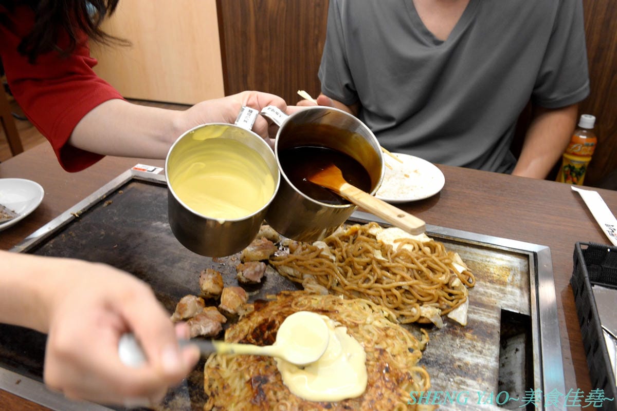 [台中梧棲]鶴橋風月 台中港店 – 日本關西超過60年歷史的知名大阪燒老店,台灣二號店,口味不錯,價格不貴又吃得飽,全程都有專人桌邊服務輕鬆吃,台中三井OUTLET推薦店家。
