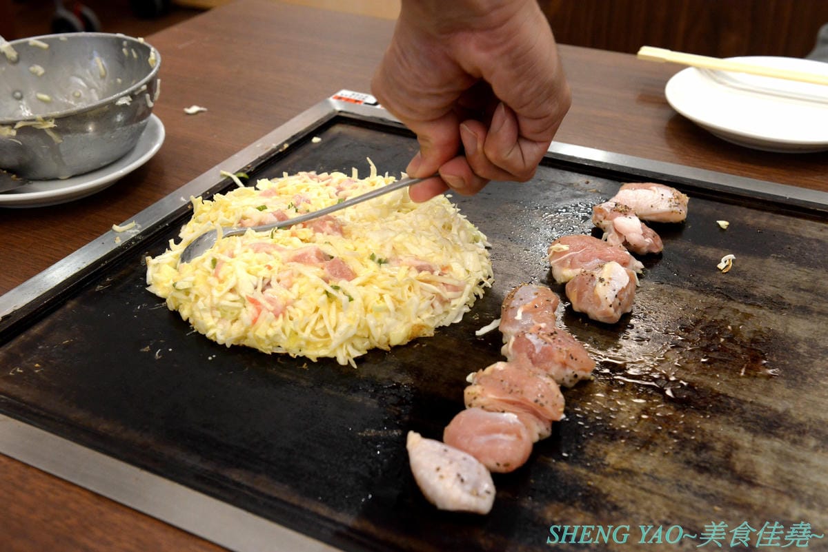[台中梧棲]鶴橋風月 台中港店 – 日本關西超過60年歷史的知名大阪燒老店,台灣二號店,口味不錯,價格不貴又吃得飽,全程都有專人桌邊服務輕鬆吃,台中三井OUTLET推薦店家。