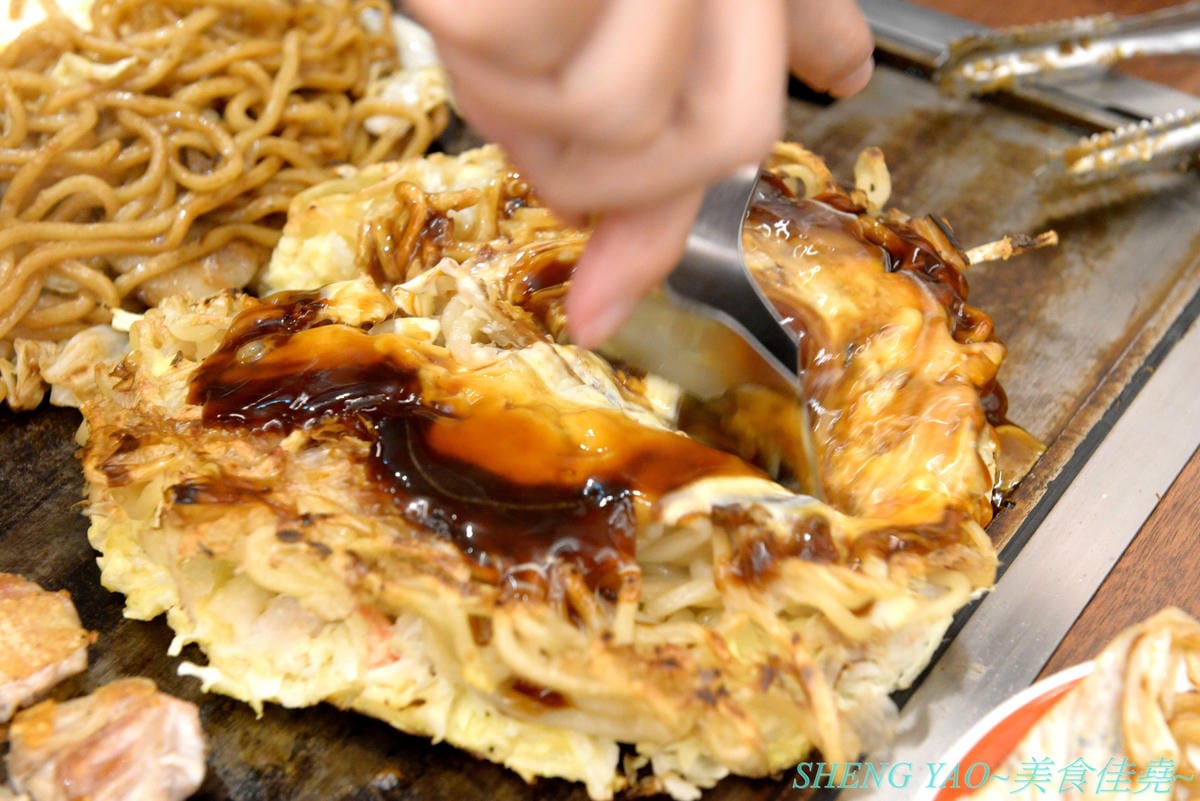 [台中梧棲]鶴橋風月 台中港店 – 日本關西超過60年歷史的知名大阪燒老店,台灣二號店,口味不錯,價格不貴又吃得飽,全程都有專人桌邊服務輕鬆吃,台中三井OUTLET推薦店家。