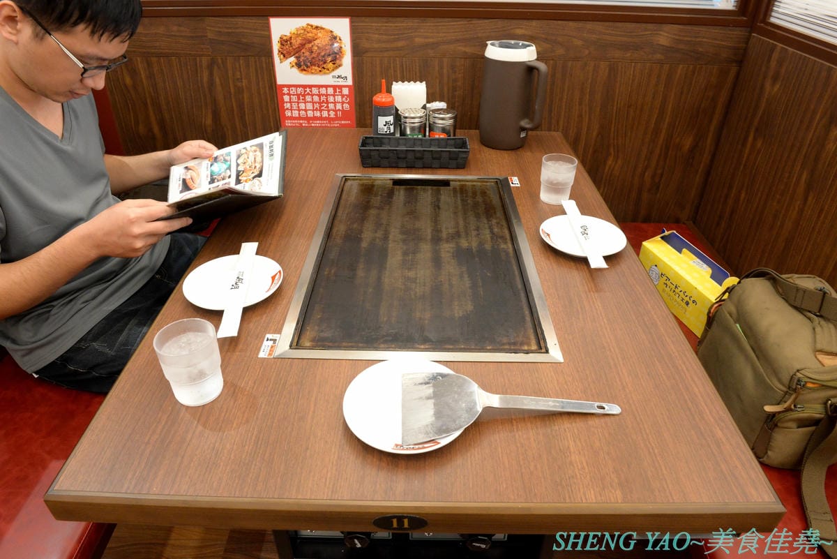 [台中梧棲]鶴橋風月 台中港店 – 日本關西超過60年歷史的知名大阪燒老店,台灣二號店,口味不錯,價格不貴又吃得飽,全程都有專人桌邊服務輕鬆吃,台中三井OUTLET推薦店家。