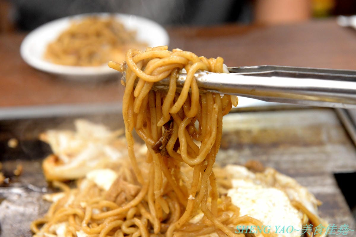 [台中梧棲]鶴橋風月 台中港店 – 日本關西超過60年歷史的知名大阪燒老店,台灣二號店,口味不錯,價格不貴又吃得飽,全程都有專人桌邊服務輕鬆吃,台中三井OUTLET推薦店家。