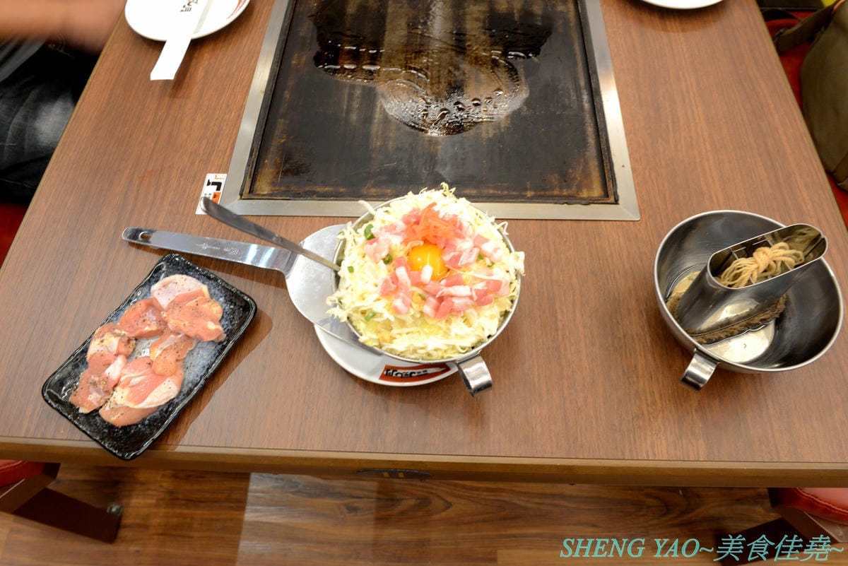 [台中梧棲]鶴橋風月 台中港店 – 日本關西超過60年歷史的知名大阪燒老店,台灣二號店,口味不錯,價格不貴又吃得飽,全程都有專人桌邊服務輕鬆吃,台中三井OUTLET推薦店家。