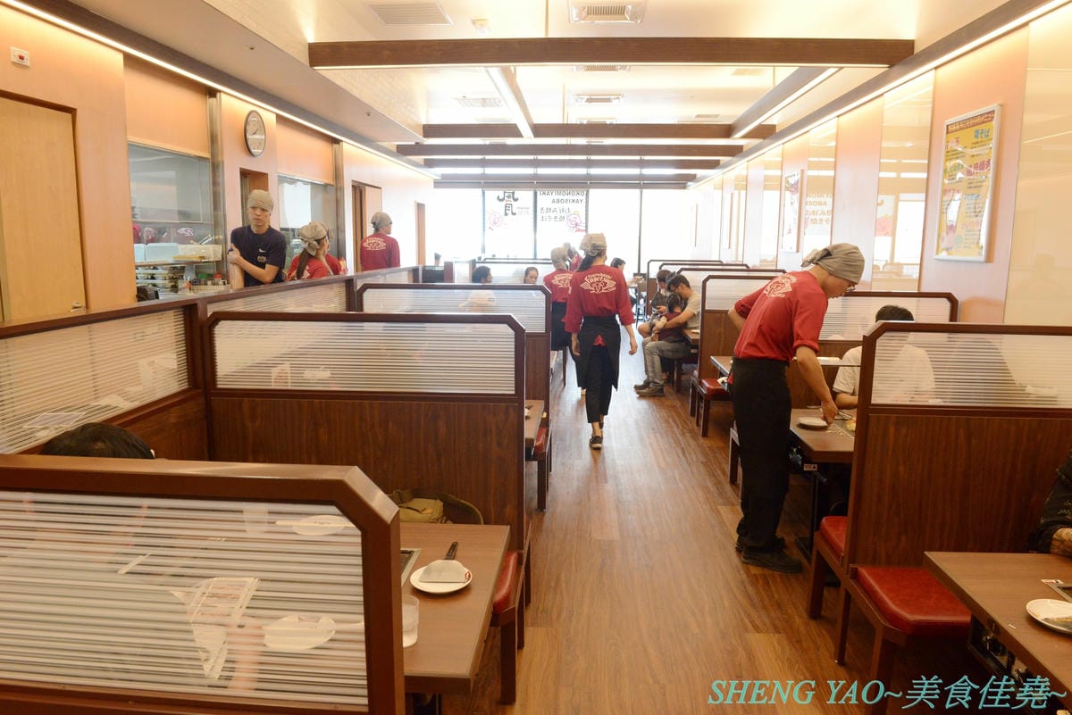 [台中梧棲]鶴橋風月 台中港店 – 日本關西超過60年歷史的知名大阪燒老店,台灣二號店,口味不錯,價格不貴又吃得飽,全程都有專人桌邊服務輕鬆吃,台中三井OUTLET推薦店家。
