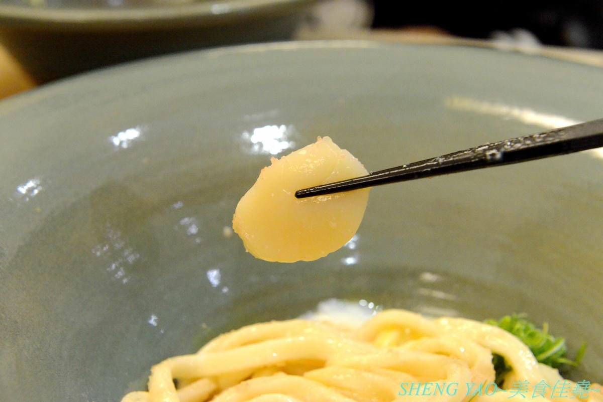 [台中梧棲]金澤製麵處 台中港店 – 日本150年歷史的超老製麵所,海外一號店在台中,賣的是烏龍麵,走精緻高檔路線,海膽、鮭魚卵、烤菲力牛都出現在碗裡了,浮誇式麵碗也超搶戲,口味還不錯但出餐