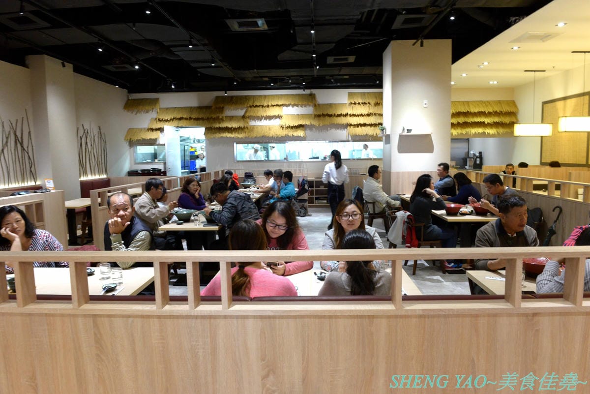 [台中梧棲]金澤製麵處 台中港店 – 日本150年歷史的超老製麵所,海外一號店在台中,賣的是烏龍麵,走精緻高檔路線,海膽、鮭魚卵、烤菲力牛都出現在碗裡了,浮誇式麵碗也超搶戲,口味還不錯但出餐