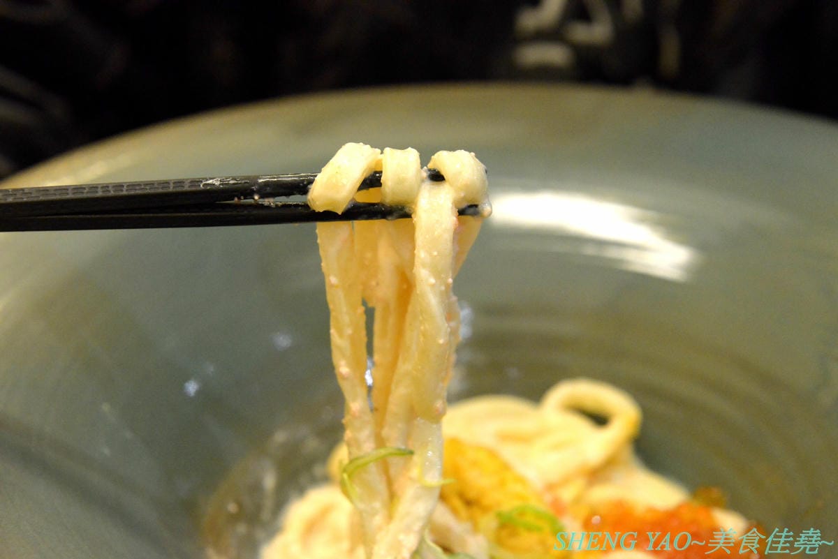 [台中梧棲]金澤製麵處 台中港店 – 日本150年歷史的超老製麵所,海外一號店在台中,賣的是烏龍麵,走精緻高檔路線,海膽、鮭魚卵、烤菲力牛都出現在碗裡了,浮誇式麵碗也超搶戲,口味還不錯但出餐