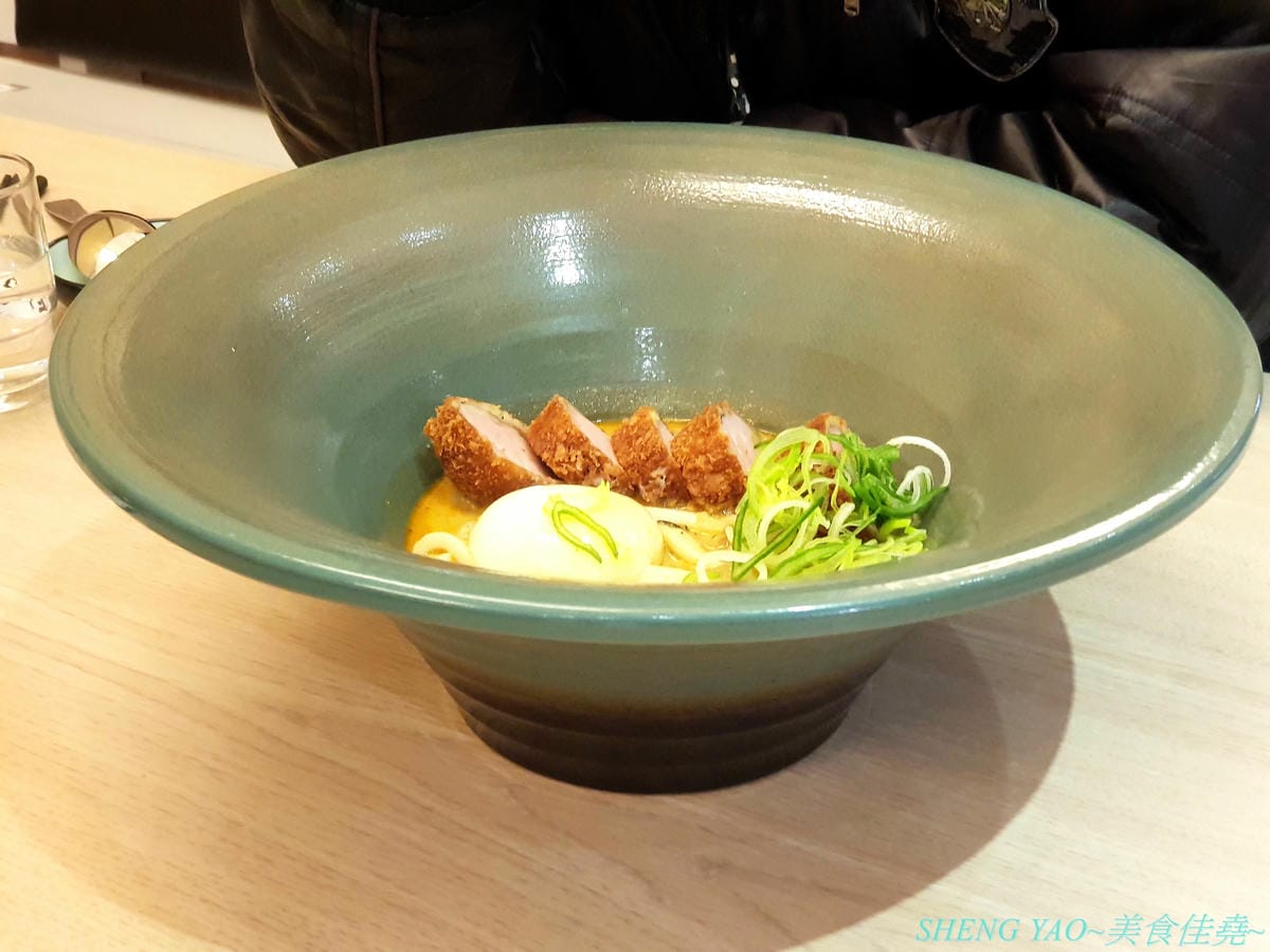 [台中梧棲]金澤製麵處 台中港店 – 日本150年歷史的超老製麵所,海外一號店在台中,賣的是烏龍麵,走精緻高檔路線,海膽、鮭魚卵、烤菲力牛都出現在碗裡了,浮誇式麵碗也超搶戲,口味還不錯但出餐