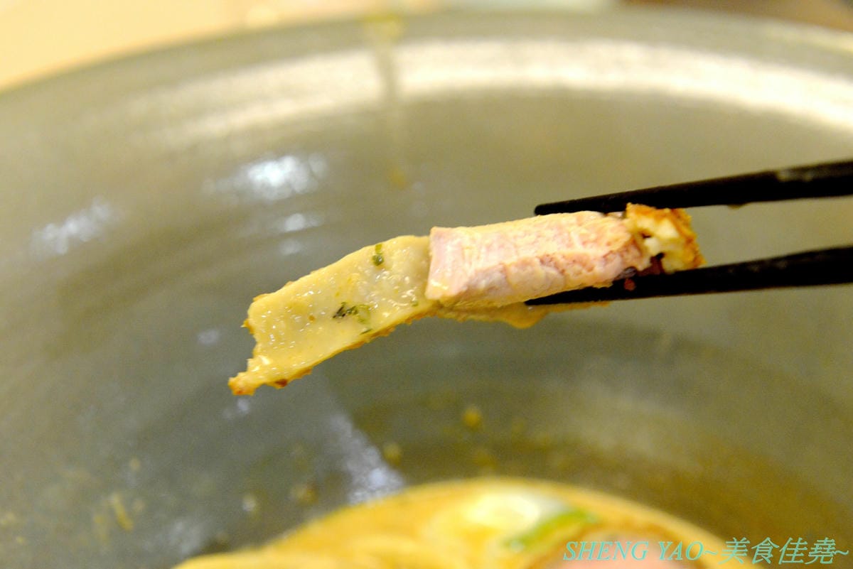 [台中梧棲]金澤製麵處 台中港店 – 日本150年歷史的超老製麵所,海外一號店在台中,賣的是烏龍麵,走精緻高檔路線,海膽、鮭魚卵、烤菲力牛都出現在碗裡了,浮誇式麵碗也超搶戲,口味還不錯但出餐