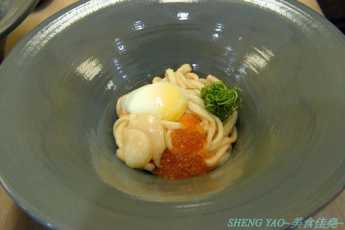 [台中梧棲]金澤製麵處 台中港店 – 日本150年歷史的超老製麵所,海外一號店在台中,賣的是烏龍麵,走精緻高檔路線,海膽、鮭魚卵、烤菲力牛都出現在碗裡了,浮誇式麵碗也超搶戲,口味還不錯但出餐