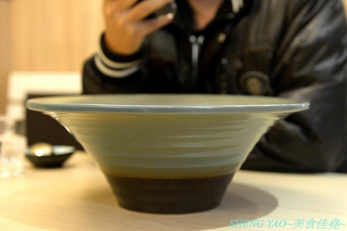 [台中梧棲]金澤製麵處 台中港店 – 日本150年歷史的超老製麵所,海外一號店在台中,賣的是烏龍麵,走精緻高檔路線,海膽、鮭魚卵、烤菲力牛都出現在碗裡了,浮誇式麵碗也超搶戲,口味還不錯但出餐