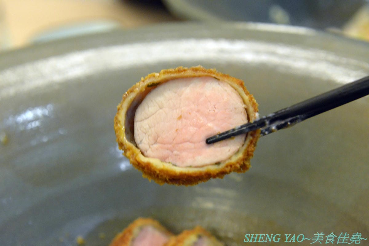 [台中梧棲]金澤製麵處 台中港店 – 日本150年歷史的超老製麵所,海外一號店在台中,賣的是烏龍麵,走精緻高檔路線,海膽、鮭魚卵、烤菲力牛都出現在碗裡了,浮誇式麵碗也超搶戲,口味還不錯但出餐