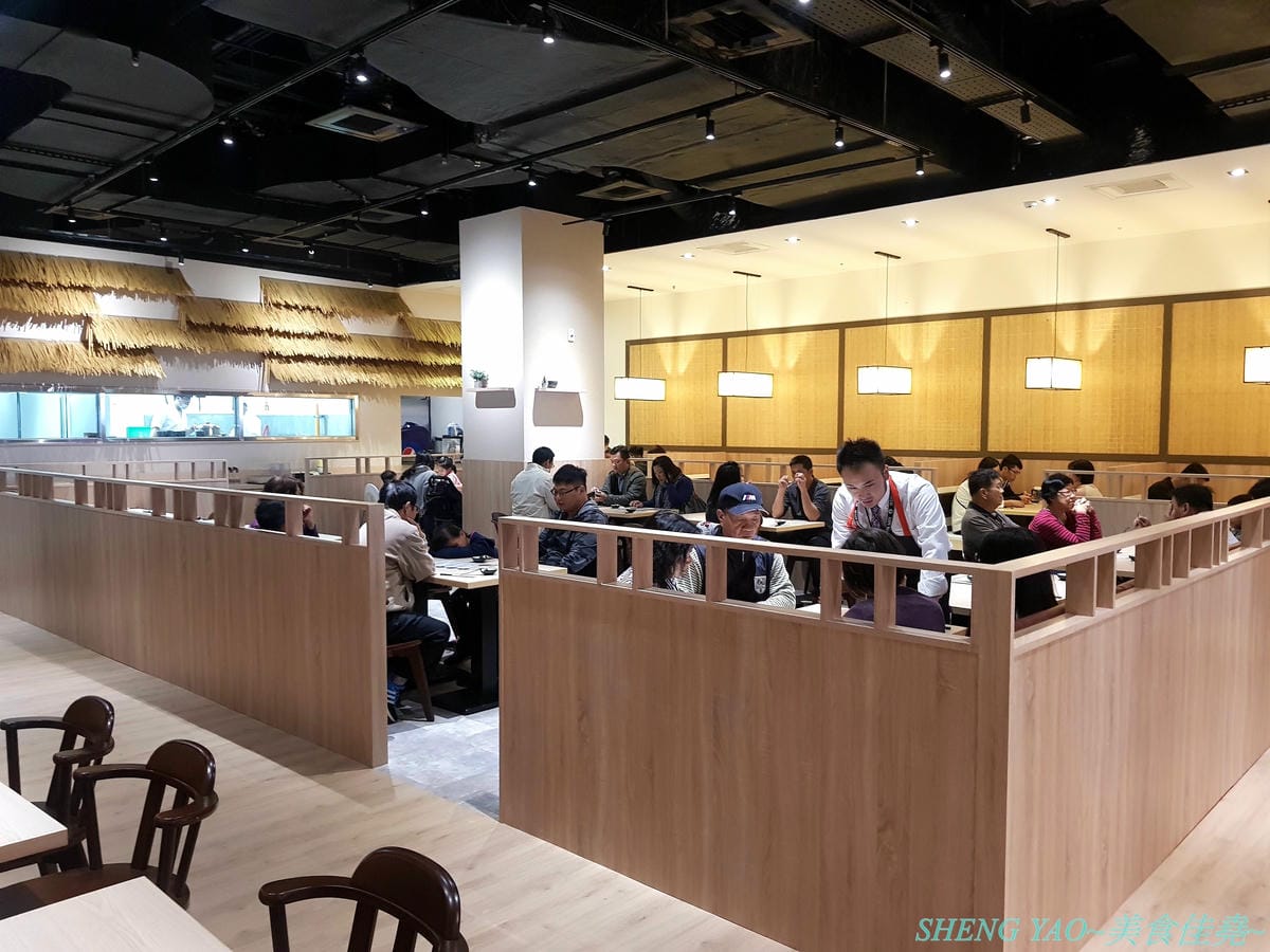 [台中梧棲]金澤製麵處 台中港店 – 日本150年歷史的超老製麵所,海外一號店在台中,賣的是烏龍麵,走精緻高檔路線,海膽、鮭魚卵、烤菲力牛都出現在碗裡了,浮誇式麵碗也超搶戲,口味還不錯但出餐