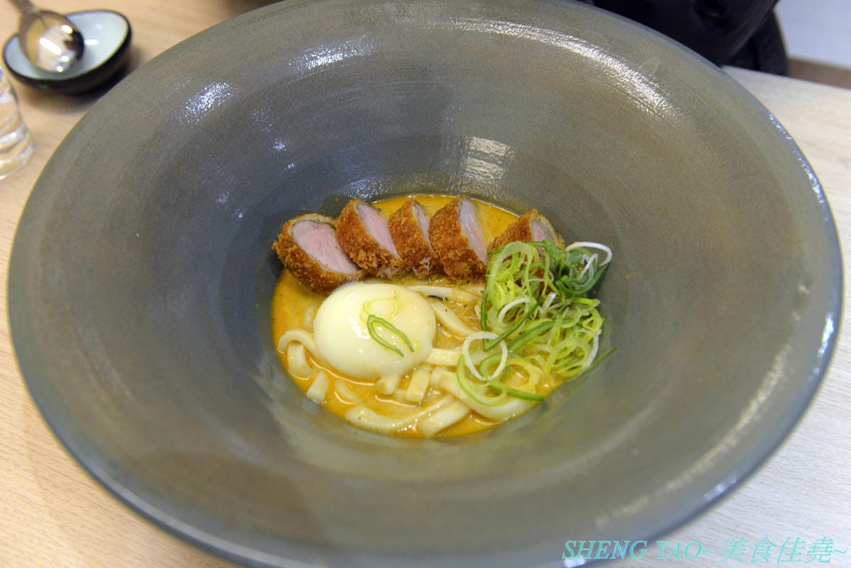 [台中梧棲]金澤製麵處 台中港店 – 日本150年歷史的超老製麵所,海外一號店在台中,賣的是烏龍麵,走精緻高檔路線,海膽、鮭魚卵、烤菲力牛都出現在碗裡了,浮誇式麵碗也超搶戲,口味還不錯但出餐