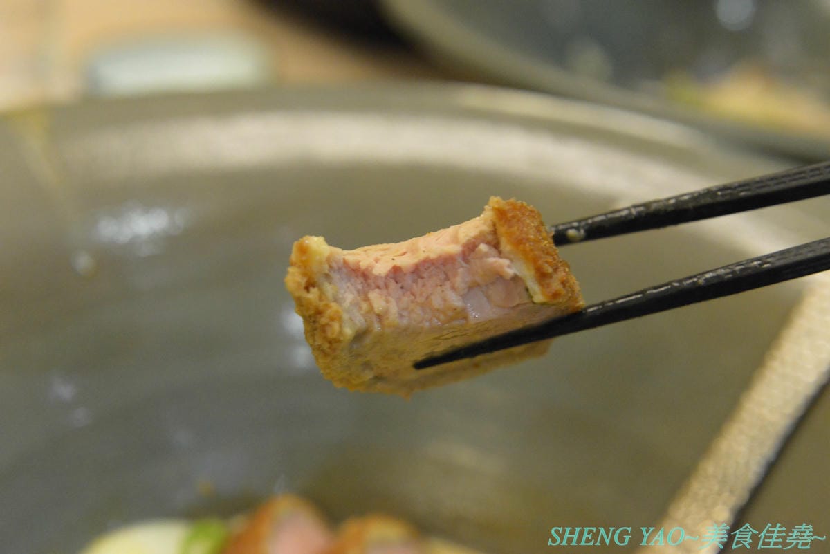 [台中梧棲]金澤製麵處 台中港店 – 日本150年歷史的超老製麵所,海外一號店在台中,賣的是烏龍麵,走精緻高檔路線,海膽、鮭魚卵、烤菲力牛都出現在碗裡了,浮誇式麵碗也超搶戲,口味還不錯但出餐