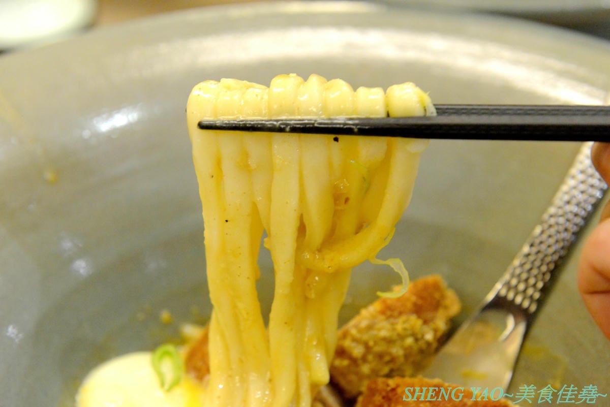 [台中梧棲]金澤製麵處 台中港店 – 日本150年歷史的超老製麵所,海外一號店在台中,賣的是烏龍麵,走精緻高檔路線,海膽、鮭魚卵、烤菲力牛都出現在碗裡了,浮誇式麵碗也超搶戲,口味還不錯但出餐