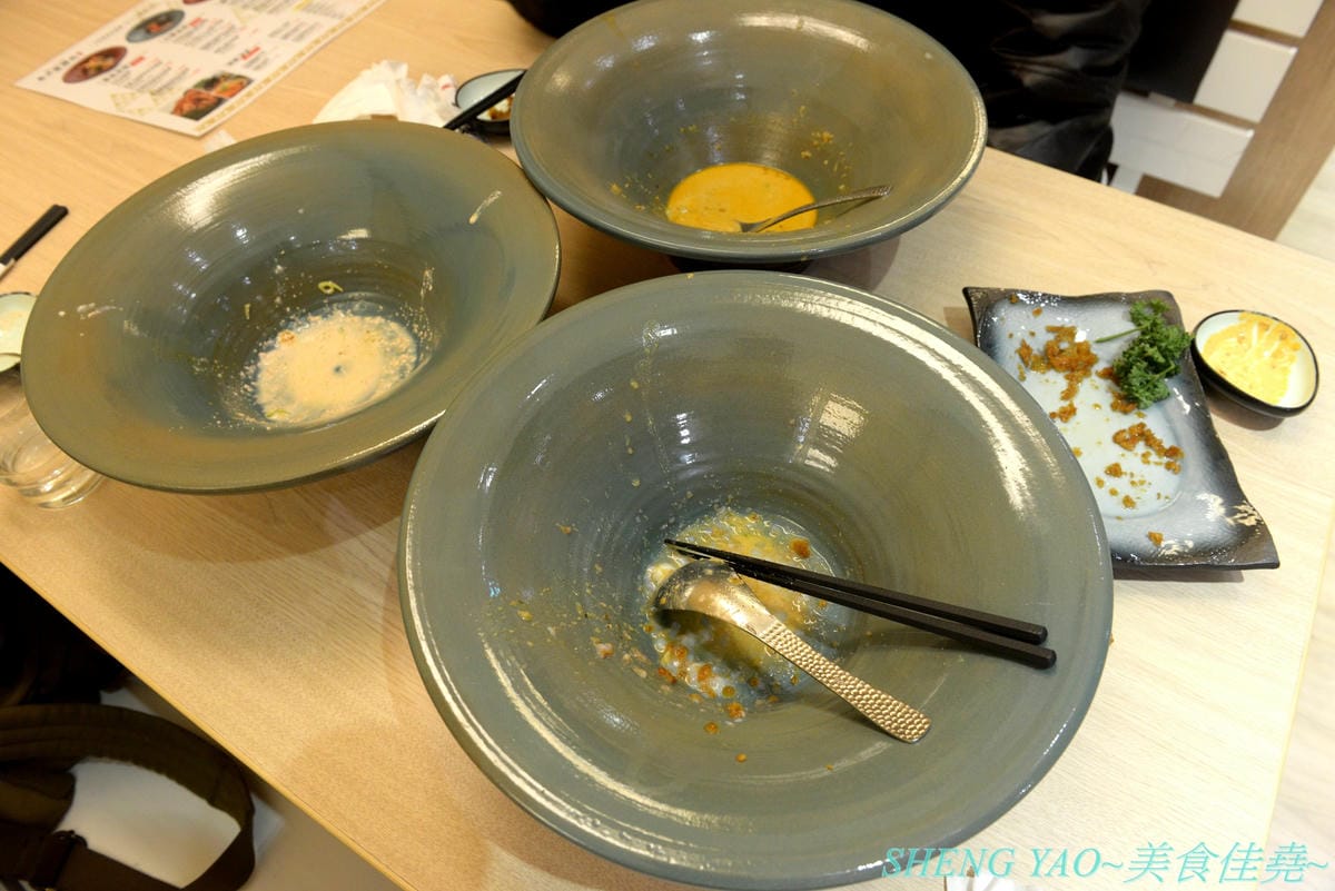 [台中梧棲]金澤製麵處 台中港店 – 日本150年歷史的超老製麵所,海外一號店在台中,賣的是烏龍麵,走精緻高檔路線,海膽、鮭魚卵、烤菲力牛都出現在碗裡了,浮誇式麵碗也超搶戲,口味還不錯但出餐