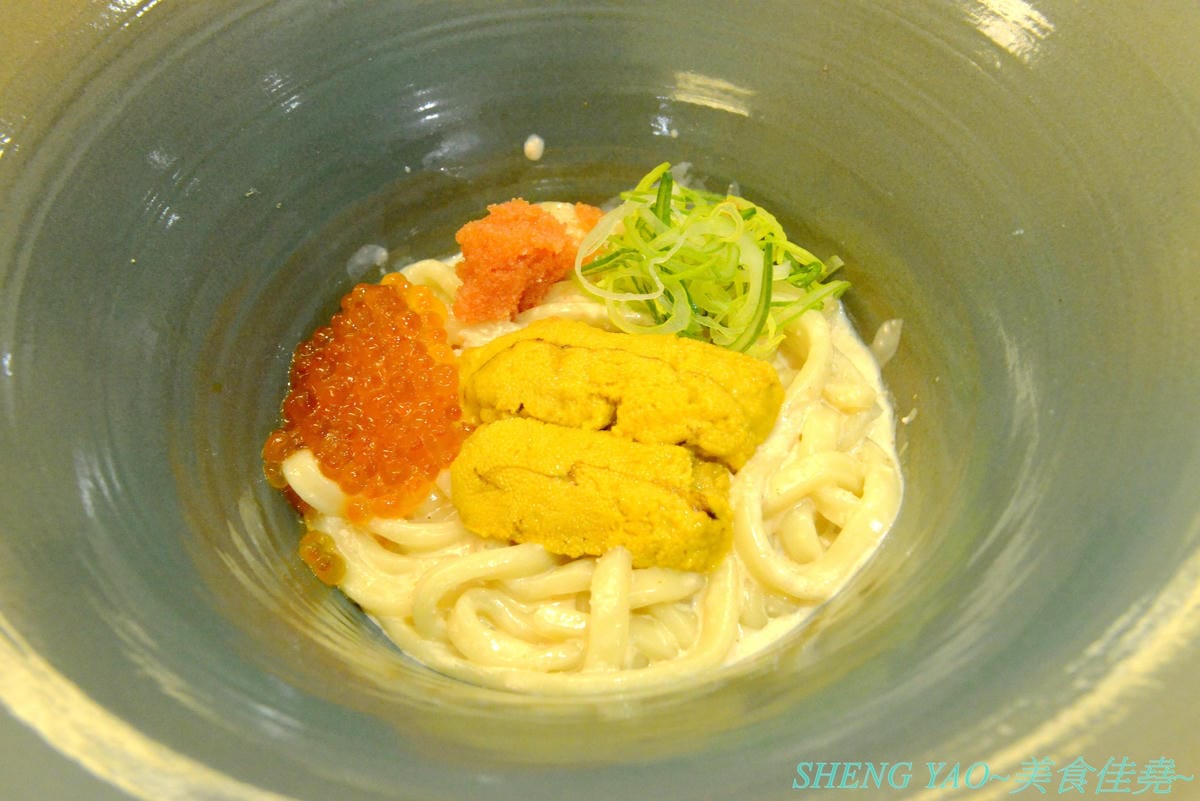 [台中梧棲]金澤製麵處 台中港店 – 日本150年歷史的超老製麵所,海外一號店在台中,賣的是烏龍麵,走精緻高檔路線,海膽、鮭魚卵、烤菲力牛都出現在碗裡了,浮誇式麵碗也超搶戲,口味還不錯但出餐