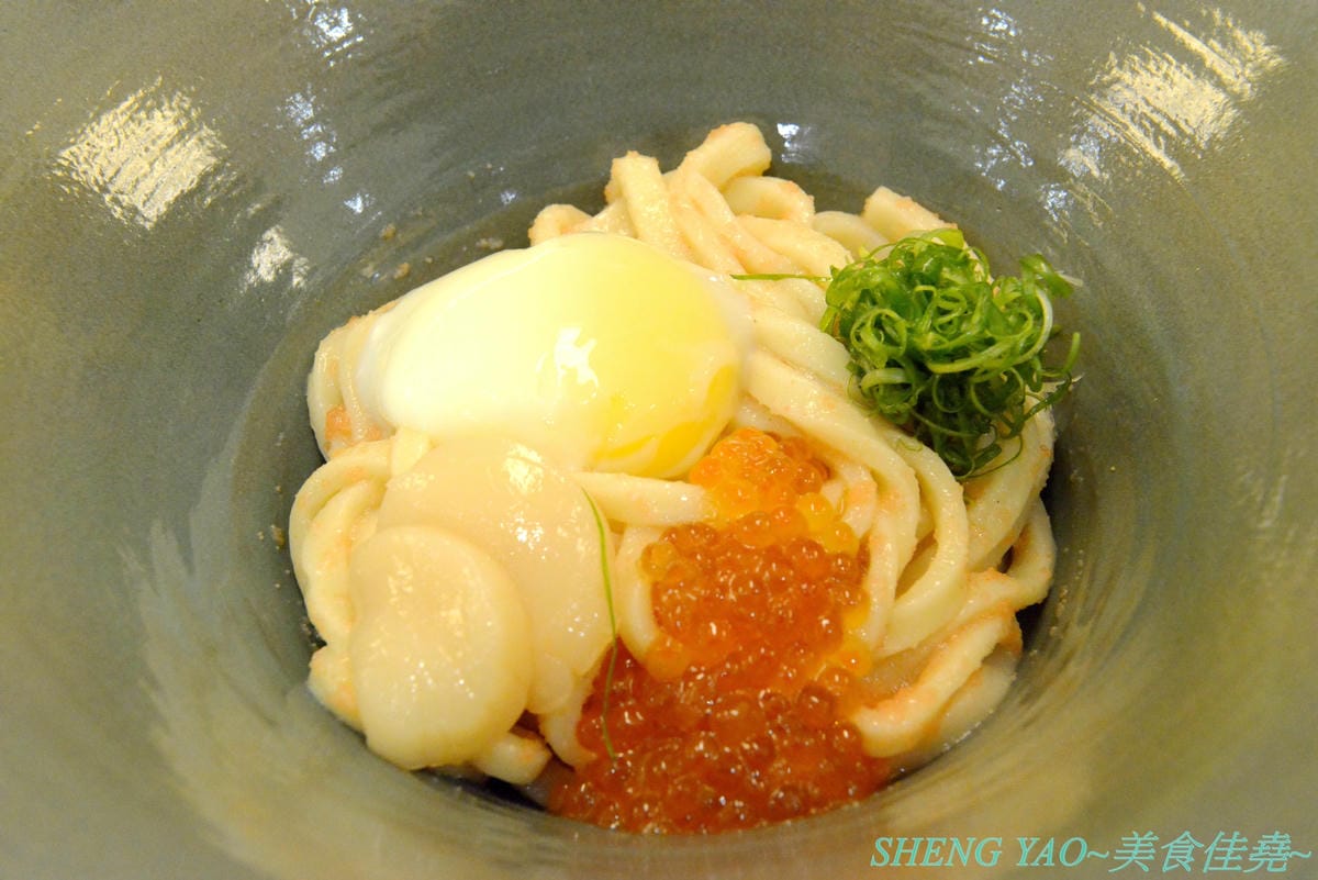 [台中梧棲]金澤製麵處 台中港店 – 日本150年歷史的超老製麵所,海外一號店在台中,賣的是烏龍麵,走精緻高檔路線,海膽、鮭魚卵、烤菲力牛都出現在碗裡了,浮誇式麵碗也超搶戲,口味還不錯但出餐