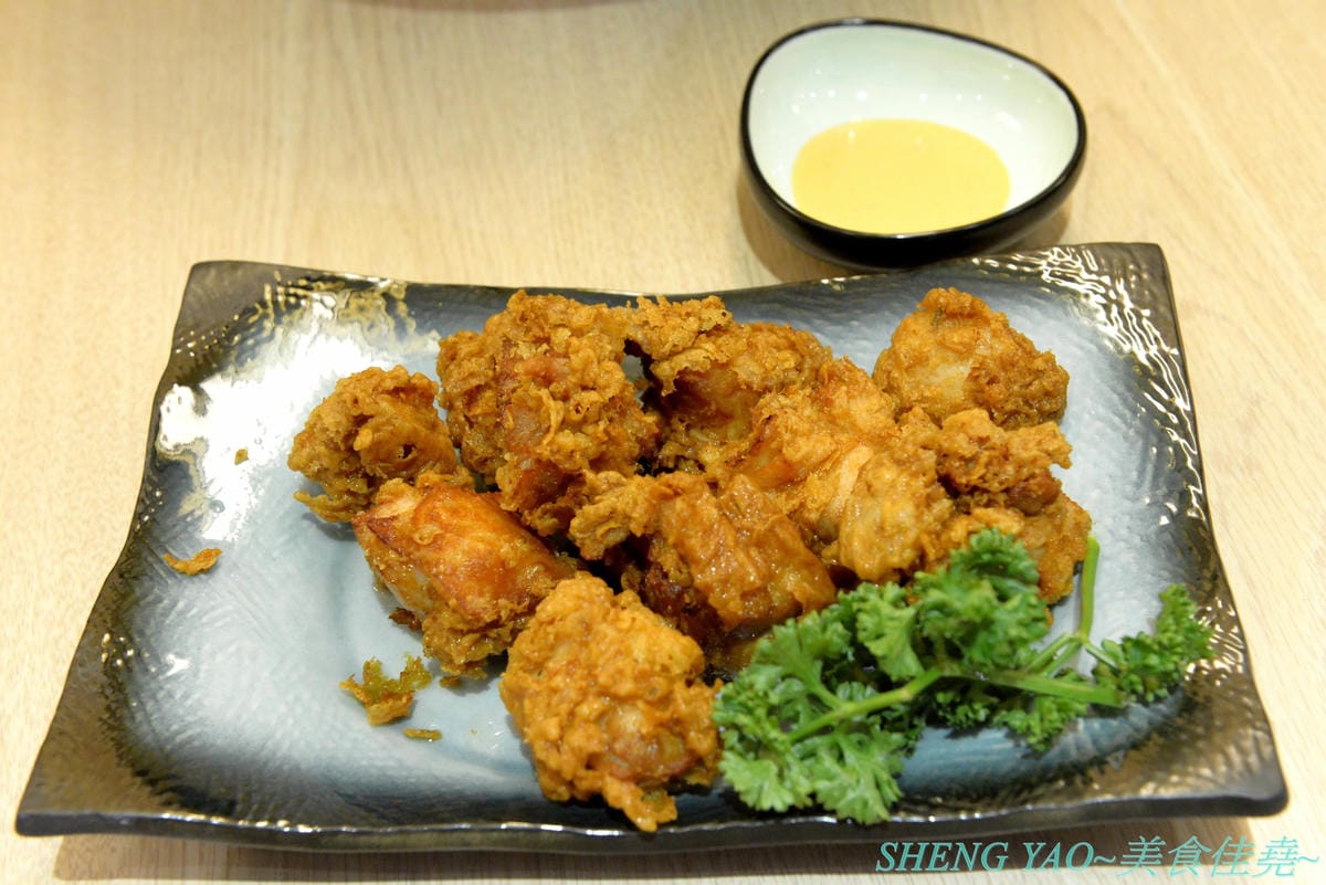 [台中梧棲]金澤製麵處 台中港店 – 日本150年歷史的超老製麵所,海外一號店在台中,賣的是烏龍麵,走精緻高檔路線,海膽、鮭魚卵、烤菲力牛都出現在碗裡了,浮誇式麵碗也超搶戲,口味還不錯但出餐