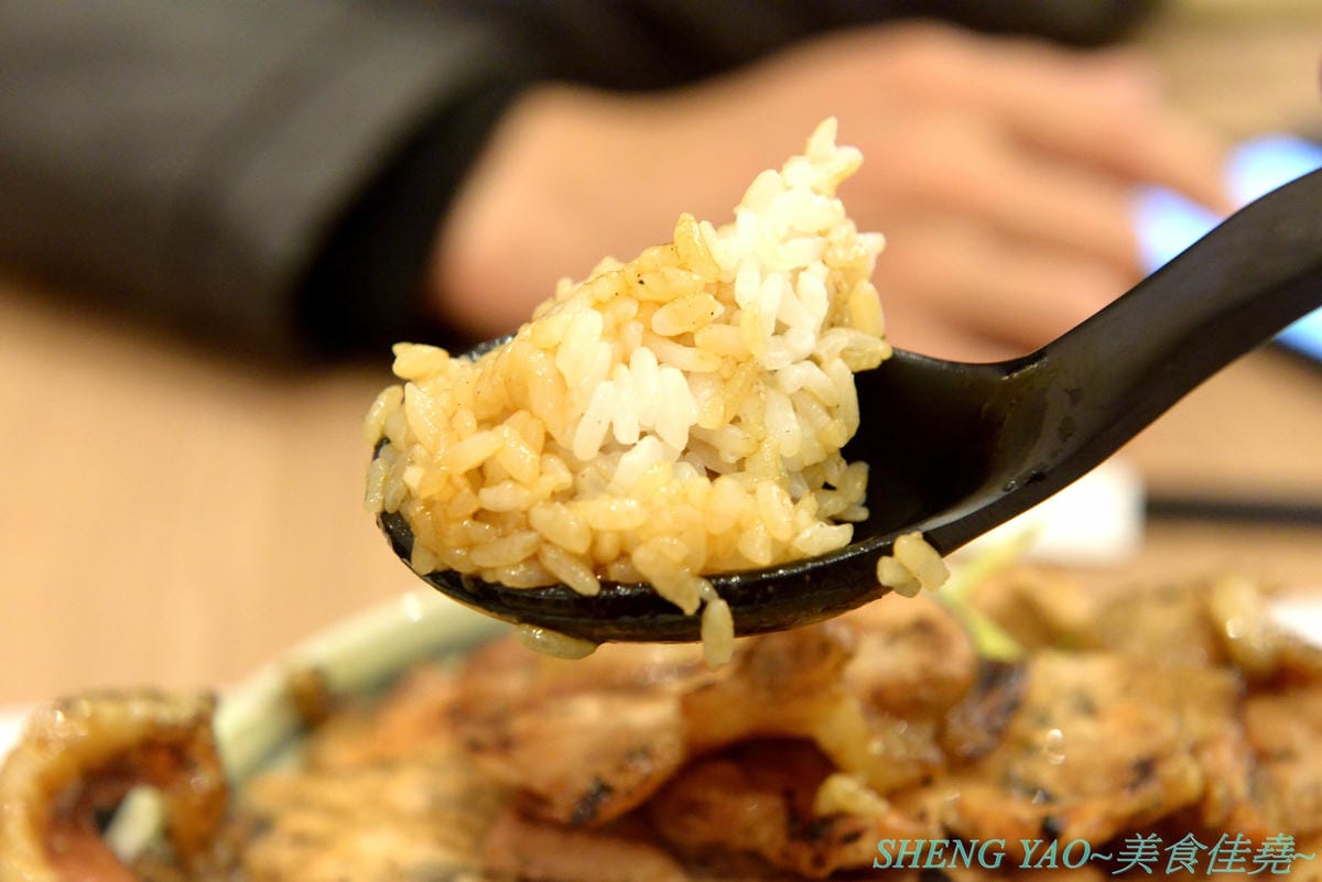 [台中梧棲]十勝豚丼 台中港店 – 北海道人氣豬肉蓋飯專賣店,台灣首家店,炭烤炙燒過的肉片散發出陣陣炭火香和焦香,搭配上甜甜的燒肉醬,好吃無比,320元就有超多肉肉和滿滿白飯,肉肉控必吃店家